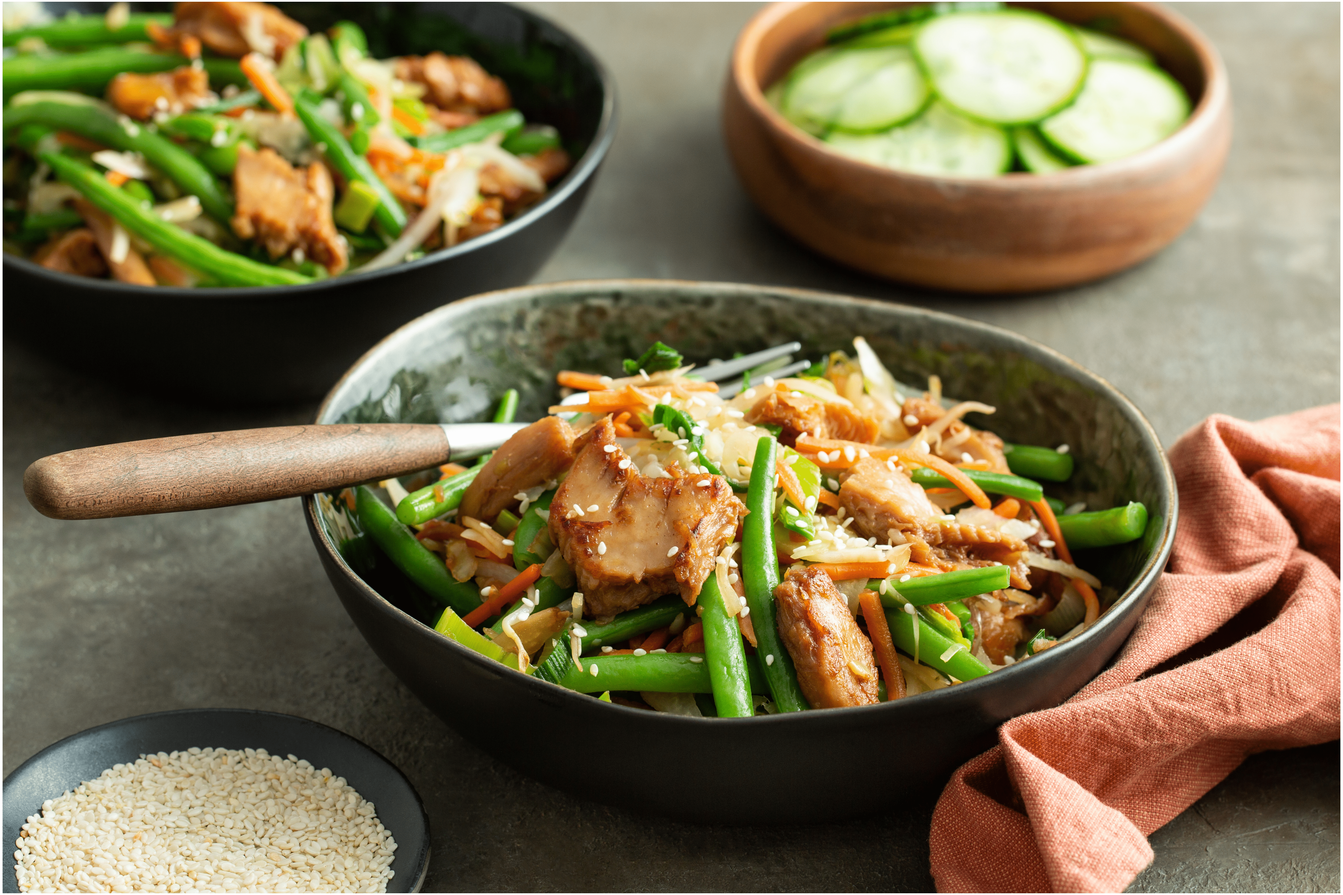 Aziatische salade met vegetarische kipstukjes