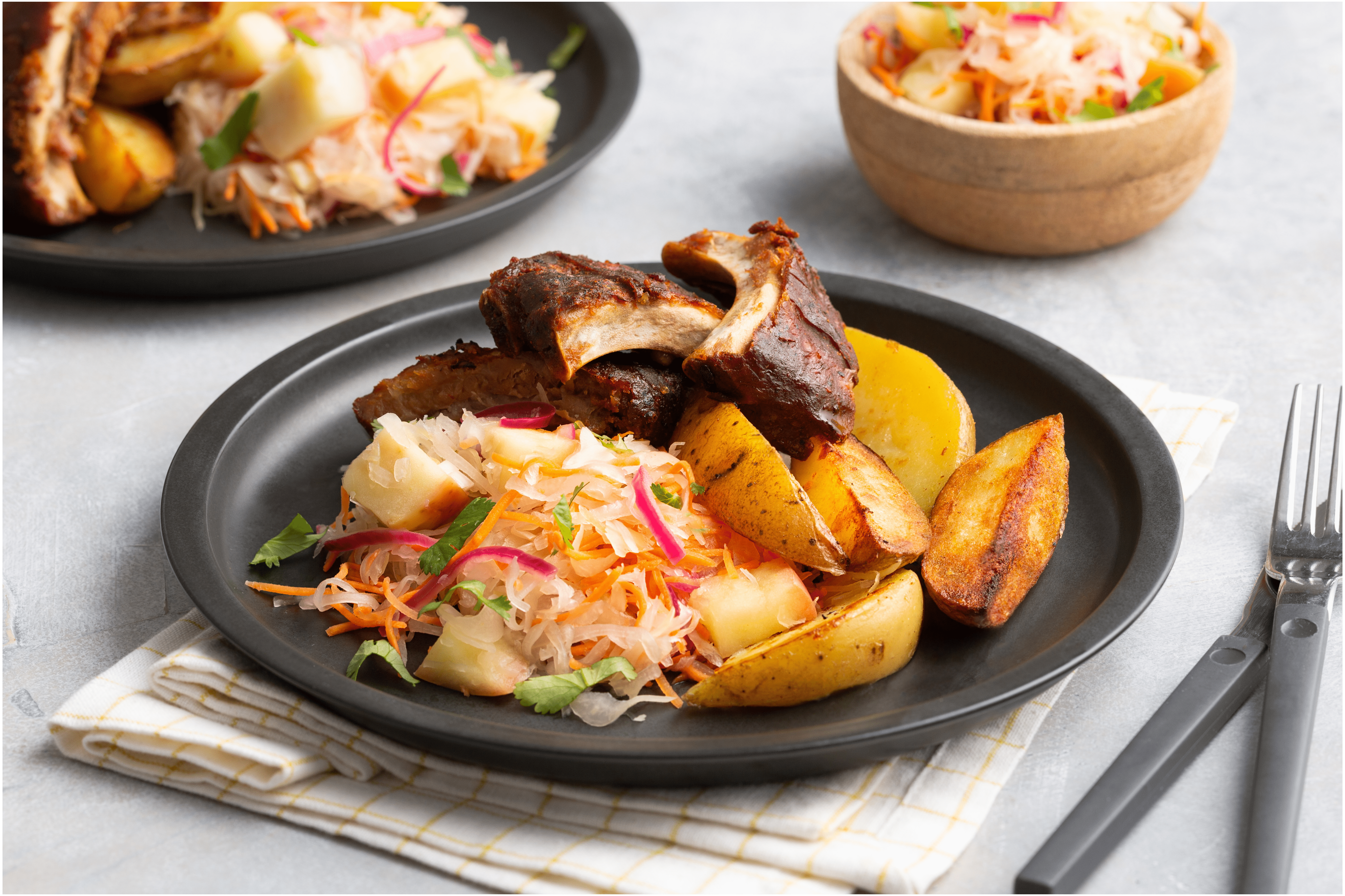 Indische spareribs met gebakken aardappeltjes en koolsalade