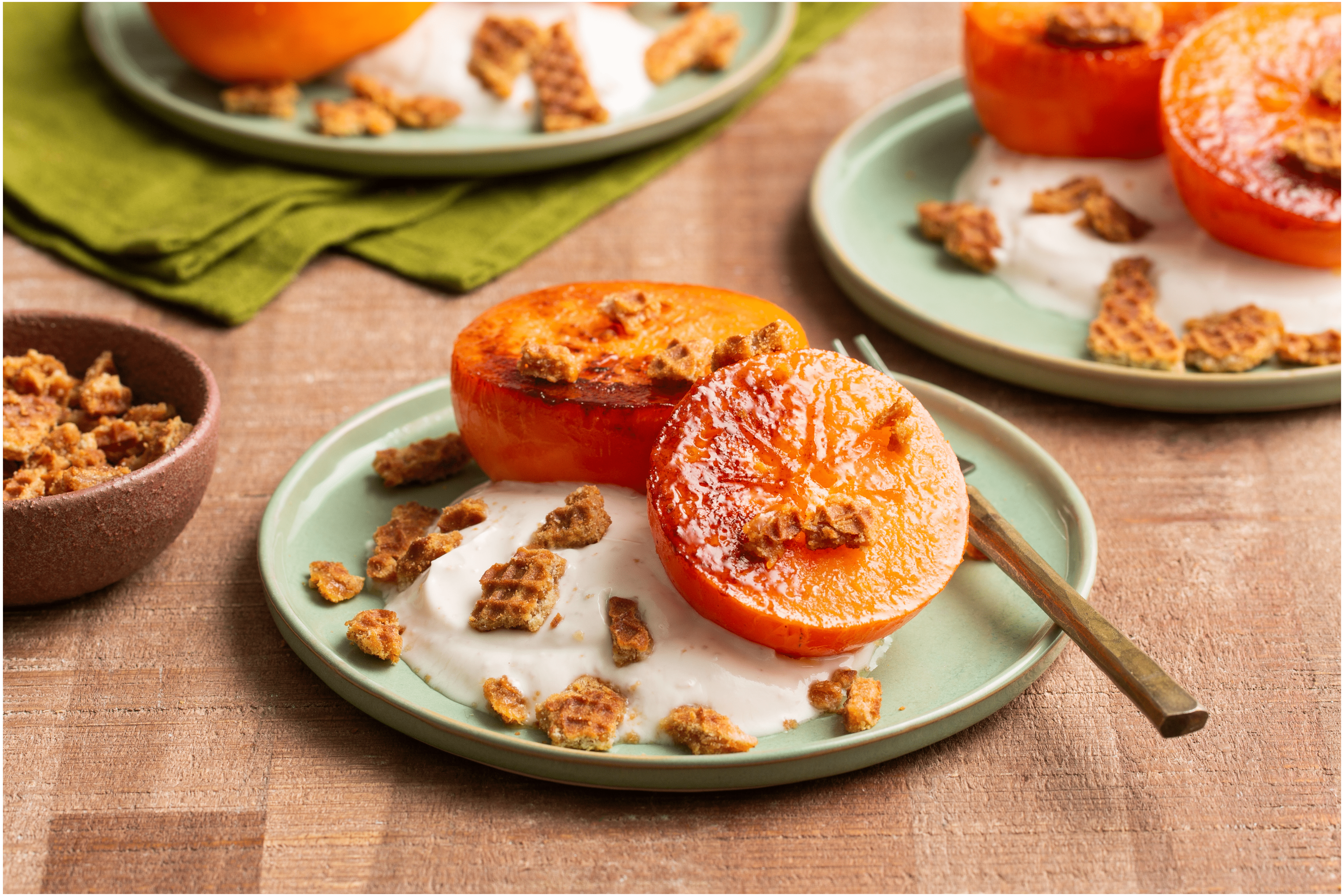 Gekaramelliseerd kaki fruit met roomyoghurt