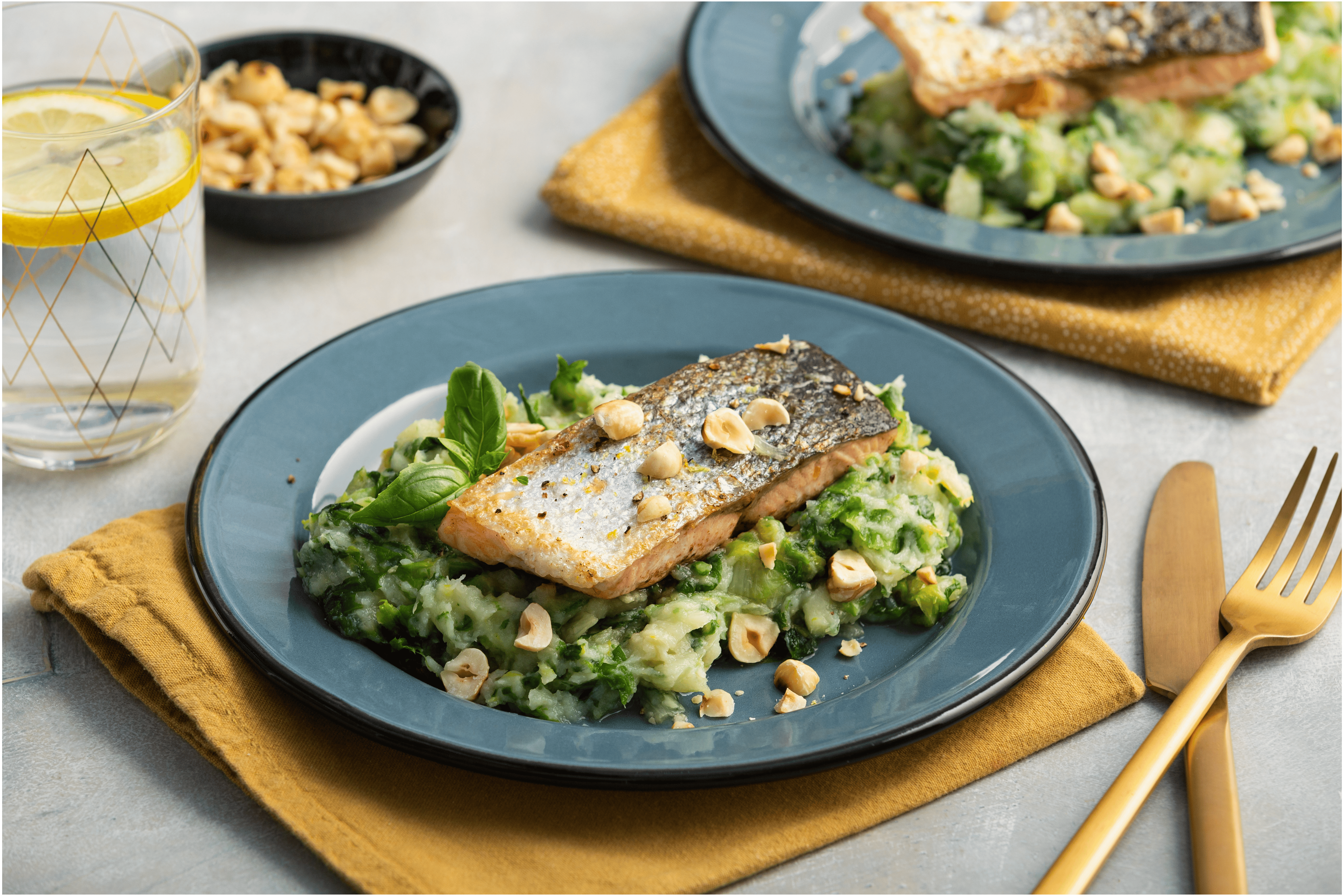 Gebakken zalm met pastinaak puree, andijvie en hazelnoten