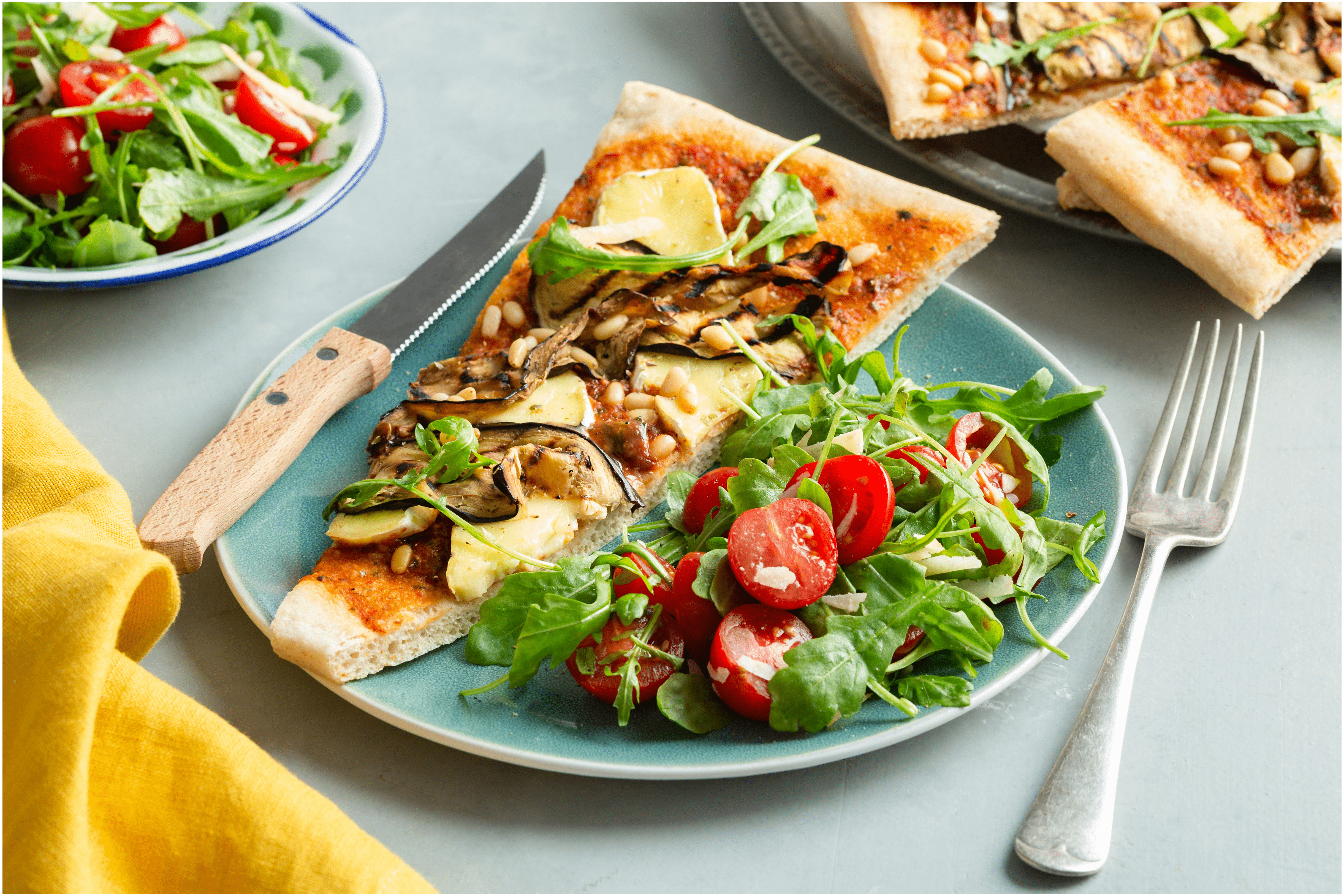 Pizza met gegrilde aubergine en brie