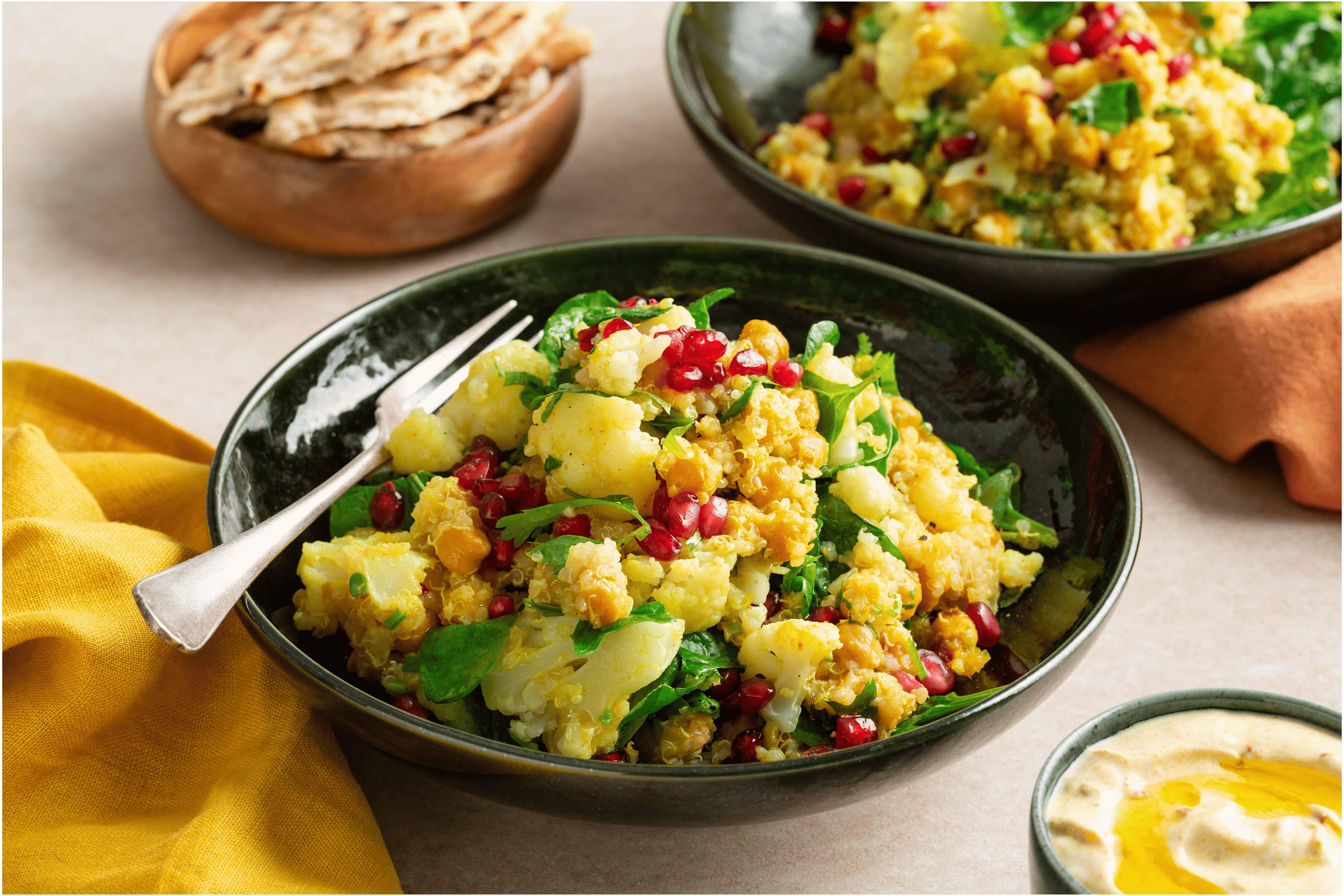 Kruidige kikkererwten salade met bloemkool en spinazie