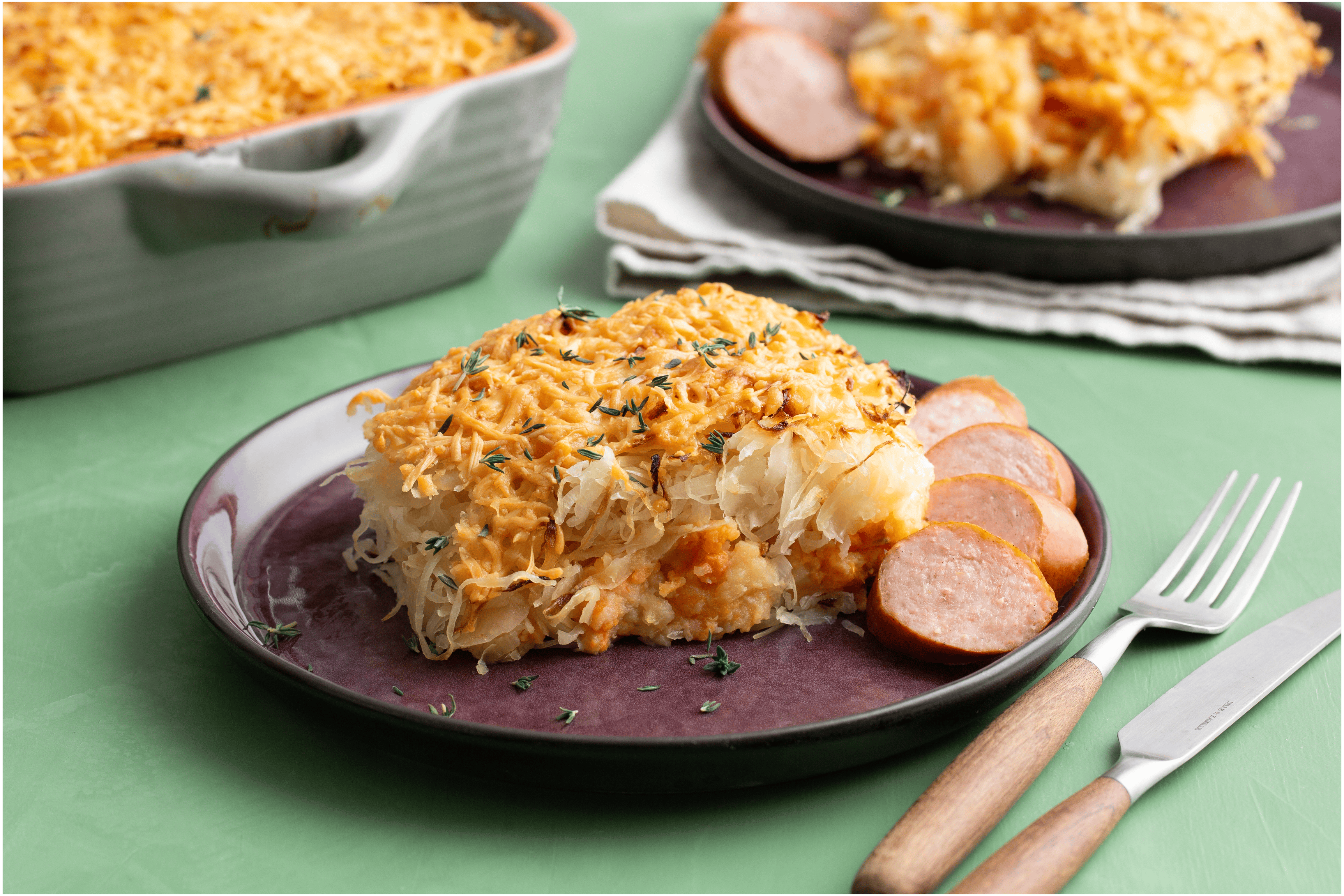 Zuurkool ovenschotel met zoete aardappel en rookworst