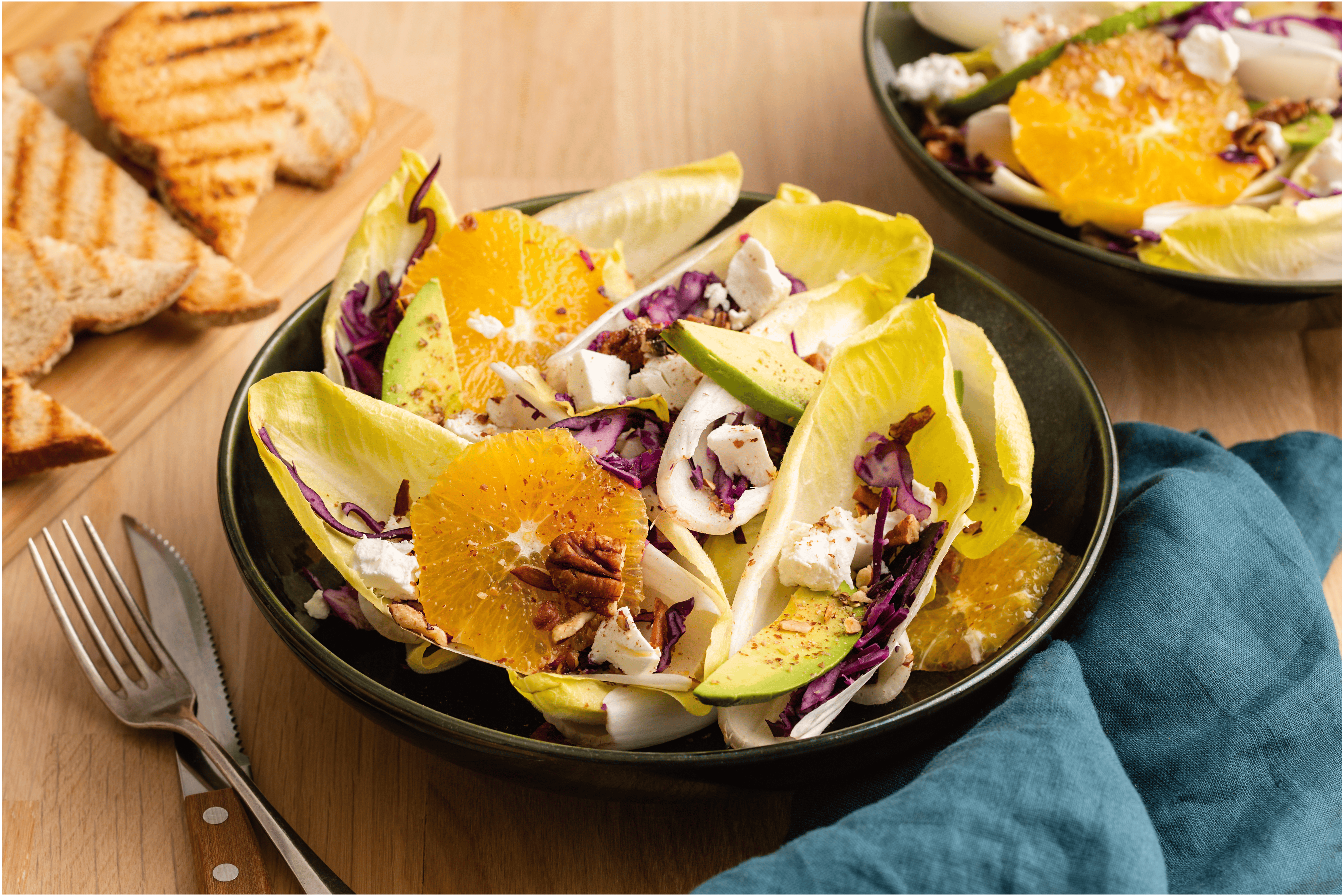 Witlof salade met rode kool, sinaasappel en geitenkaas