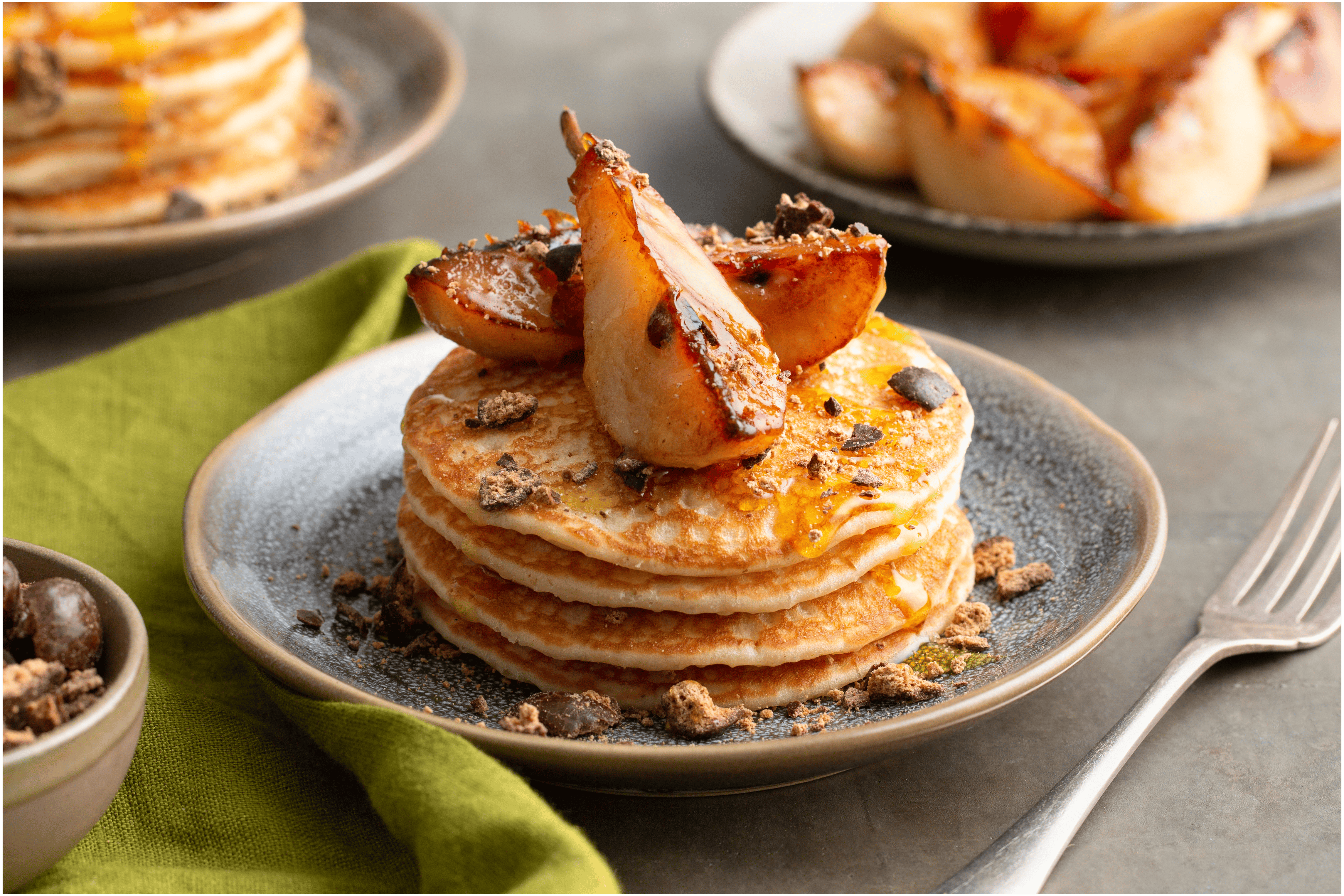 American pancakes met gekaramelliseerde peer en  pure chocolade kruidnoten