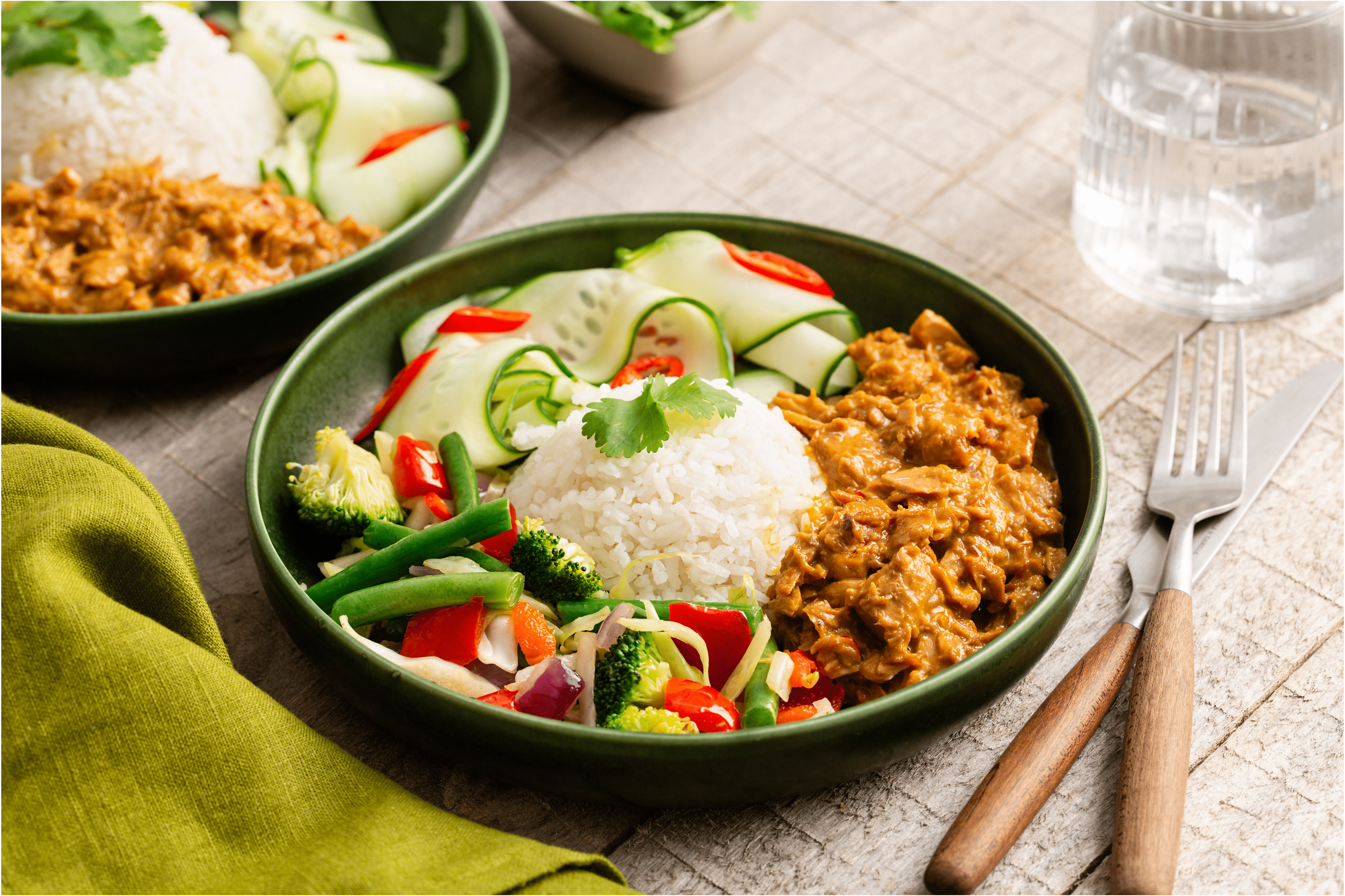 Rijstbowl met tonijn rendang en zoetzure komkommer