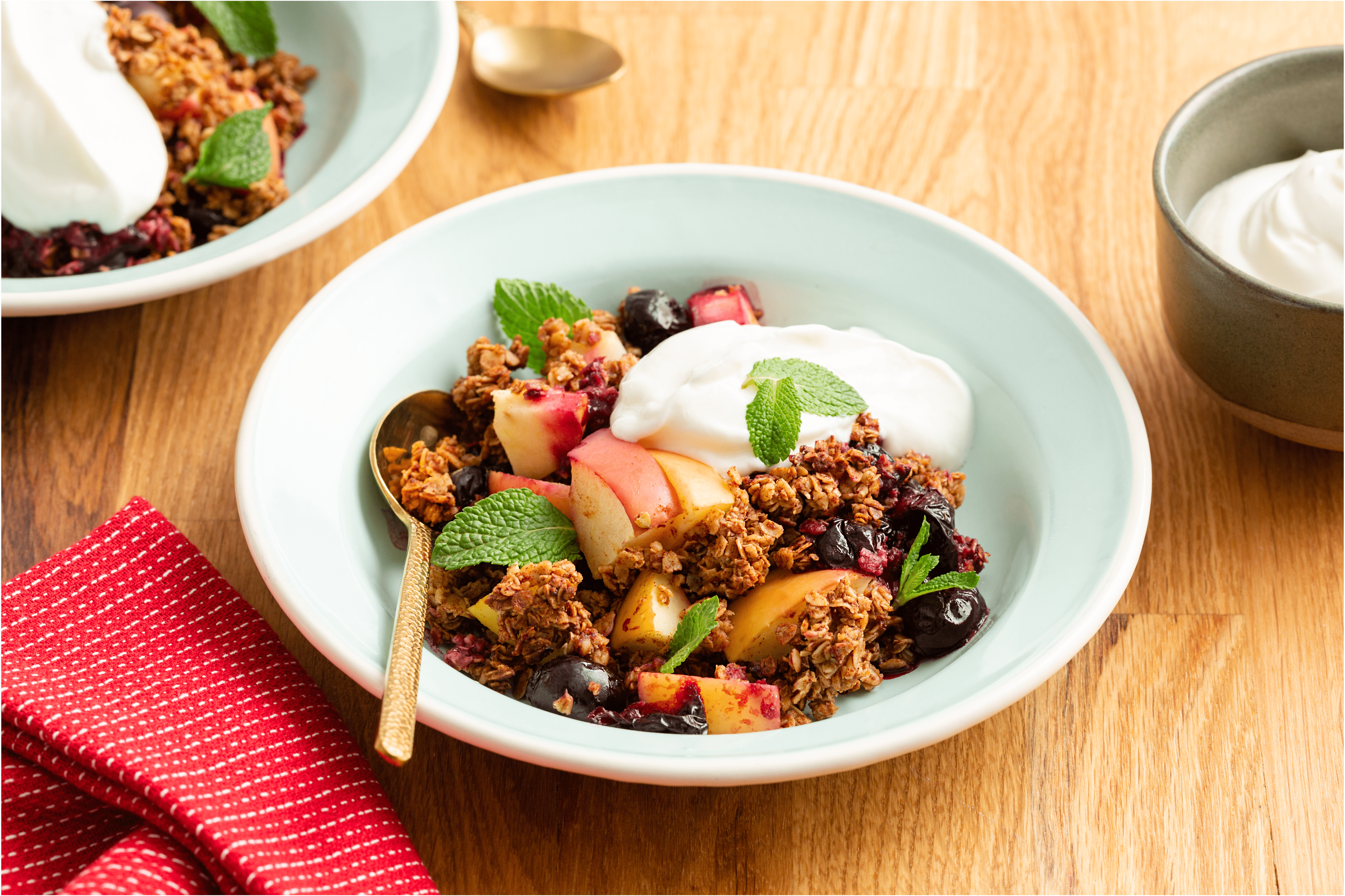 Appel-havercrumble met blauwe bessen en roomyoghurt