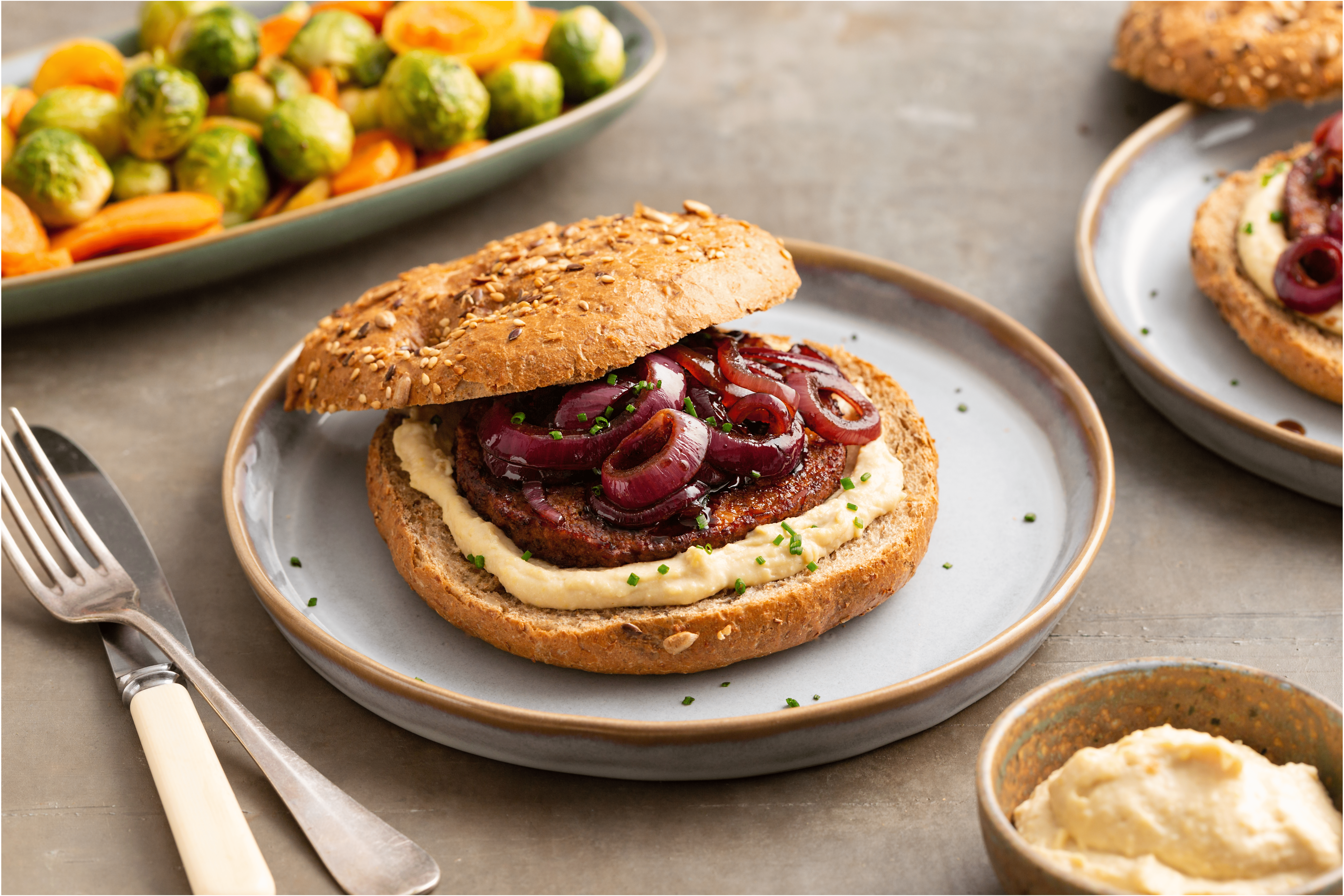 Broodje notenburger met uiencompôte en ovengroenten