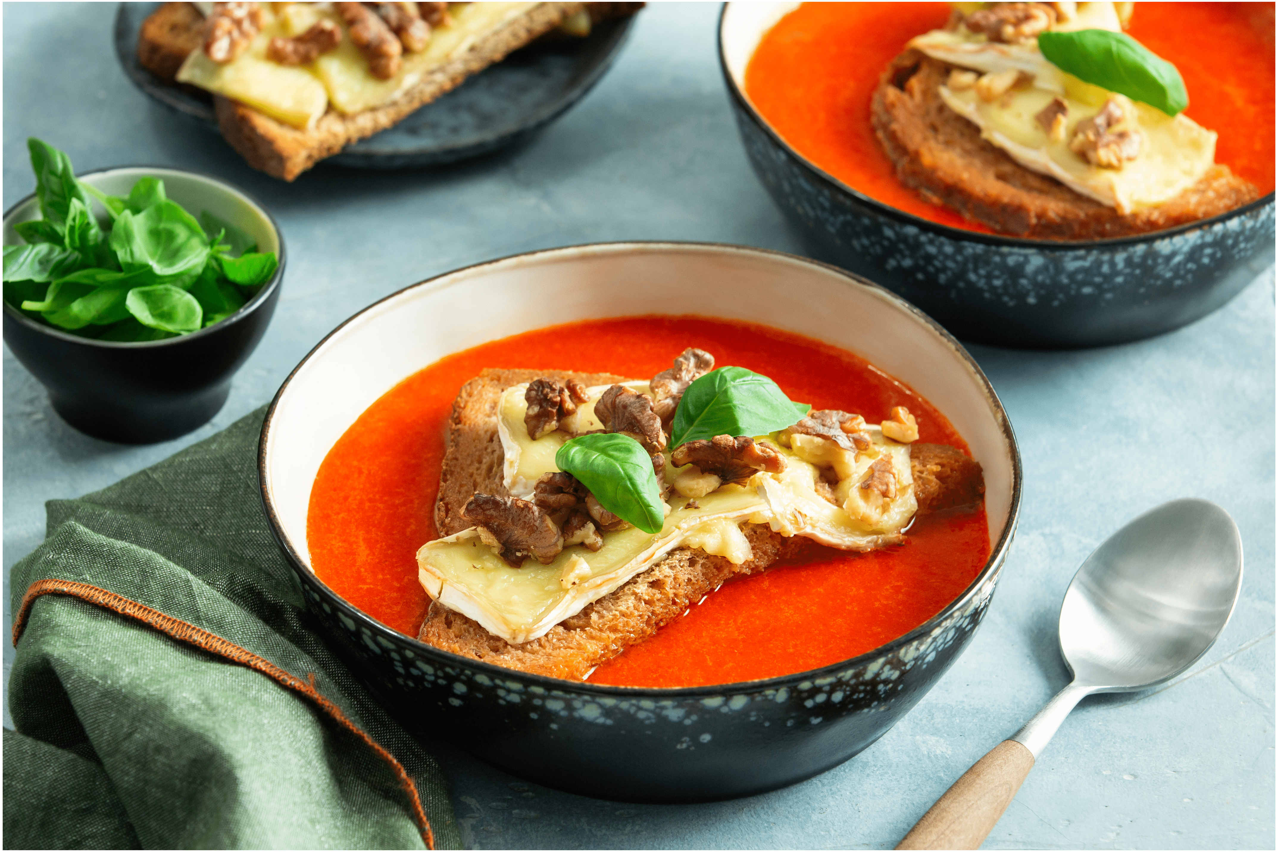 Geroosterde paprikasoep met kaas crostini’s