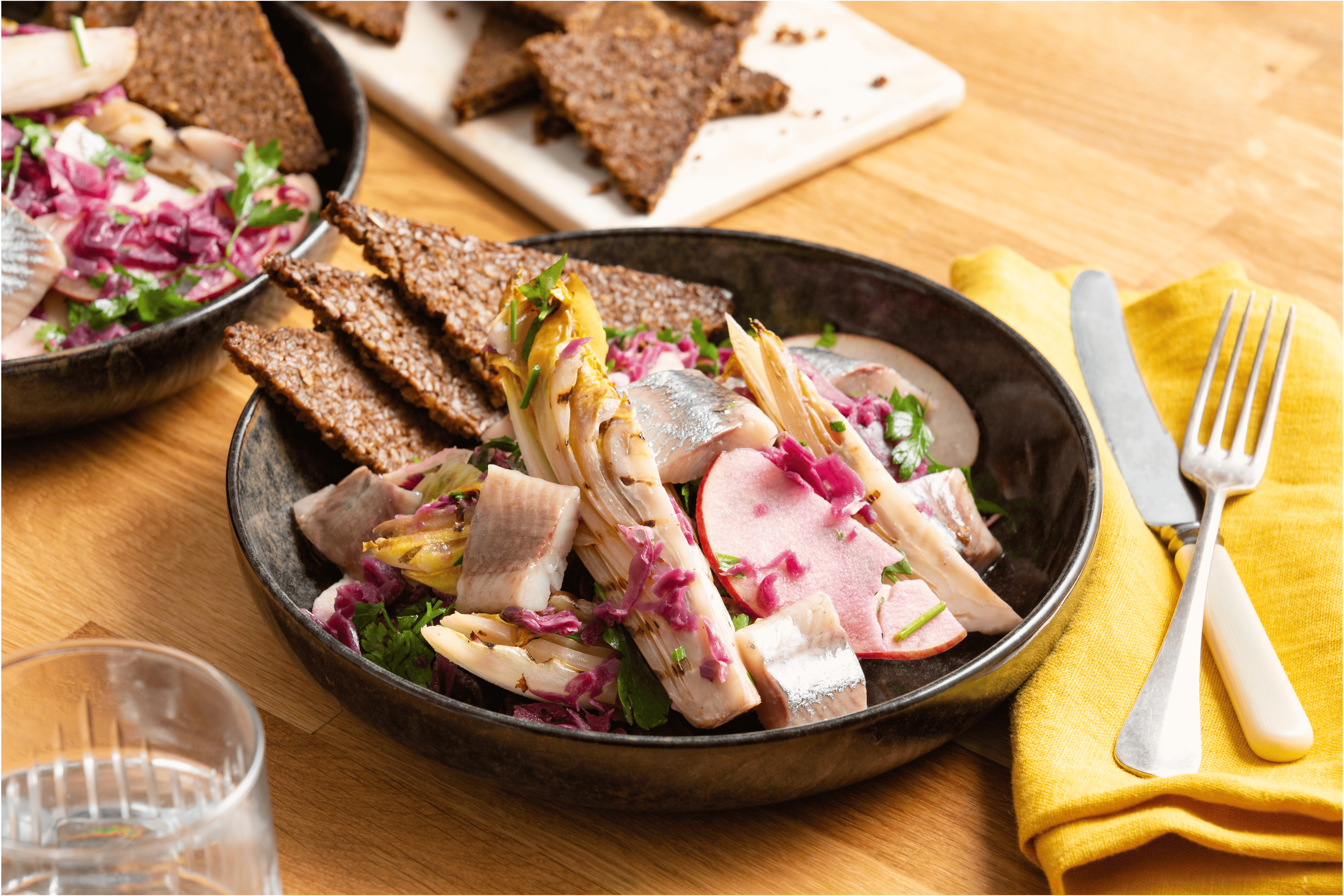 Witlofsalade met haring en roggebrood