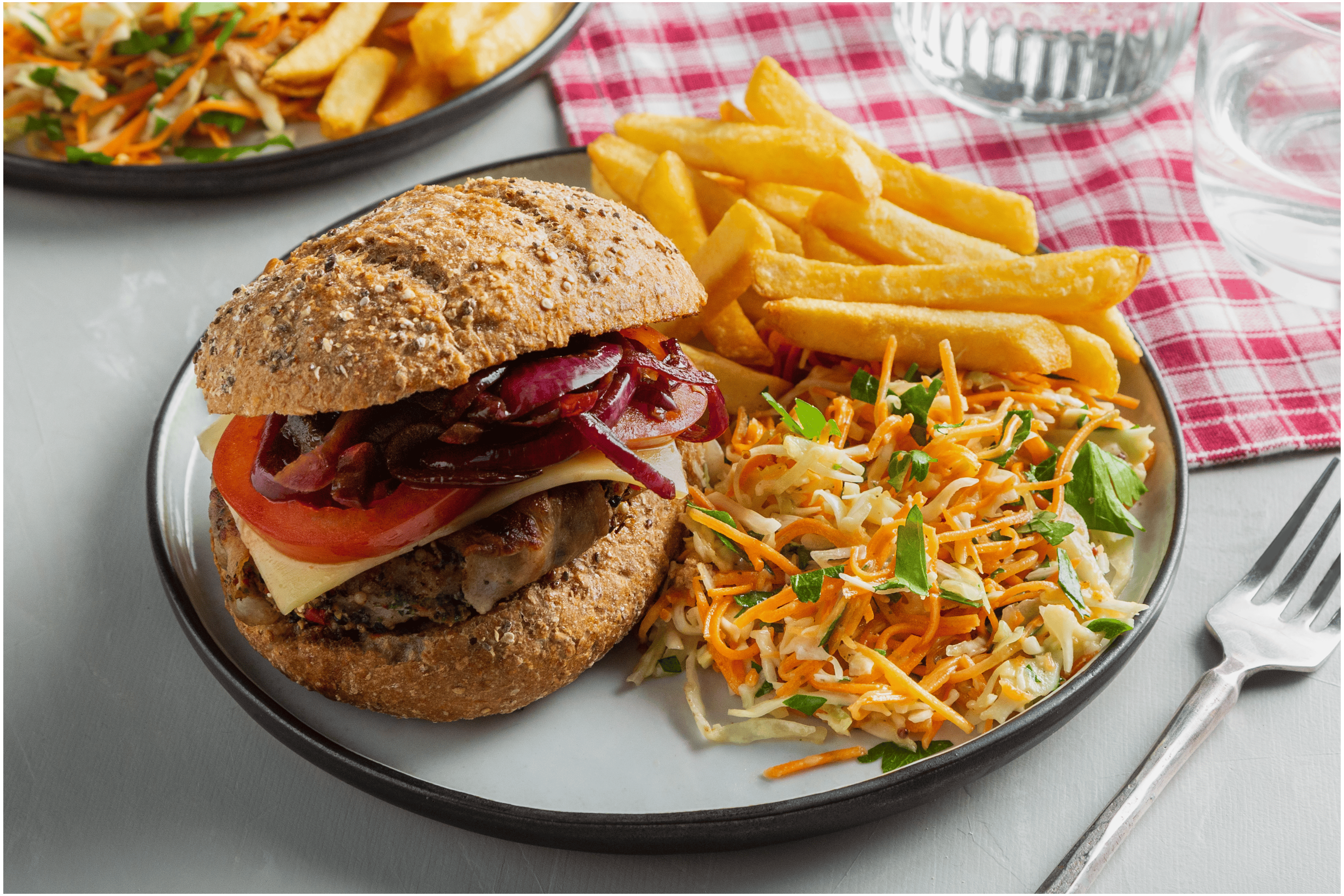 Burger met koolsalade en frietjes