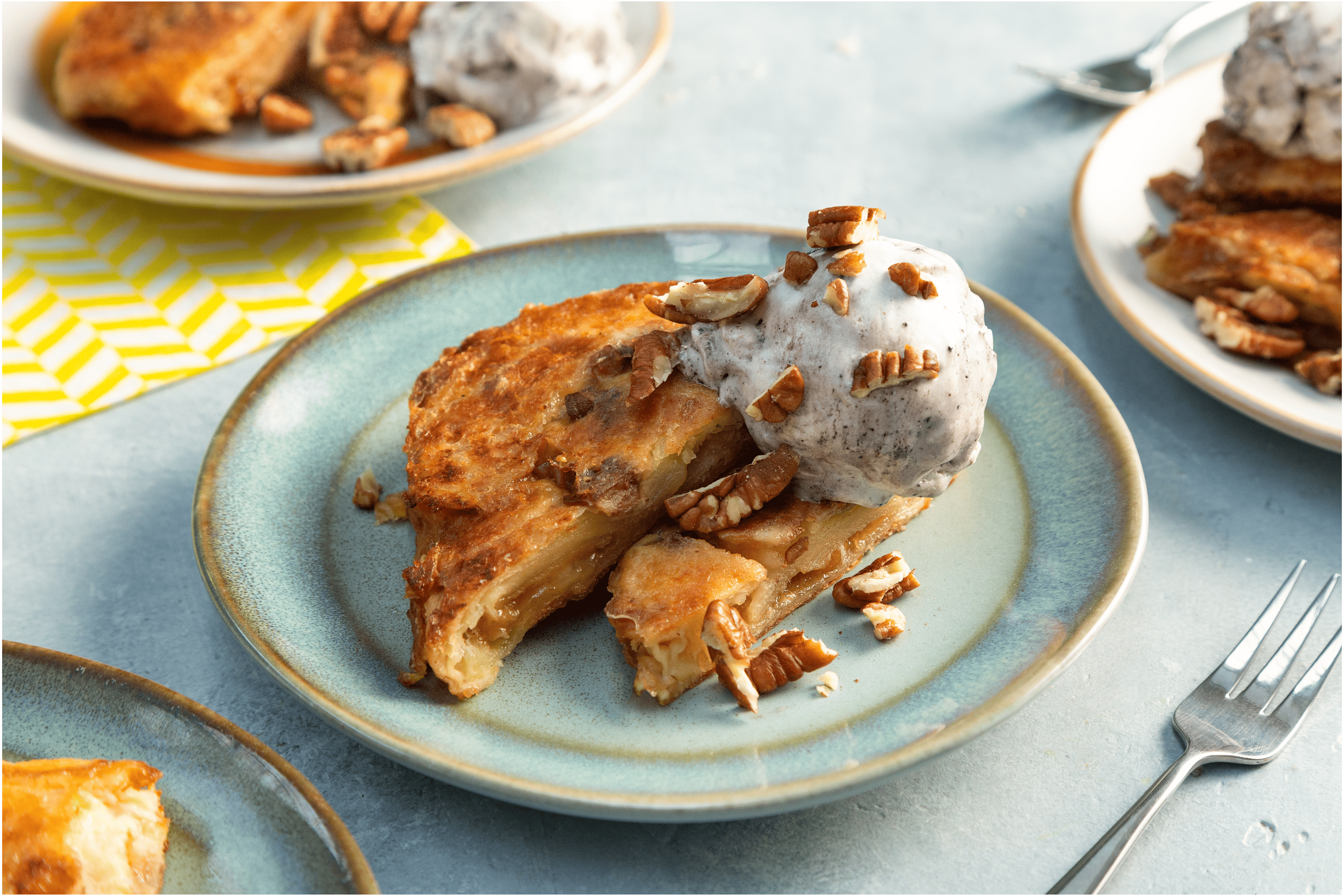 Wentelteefjes met pecannoten en een bolletje ijs