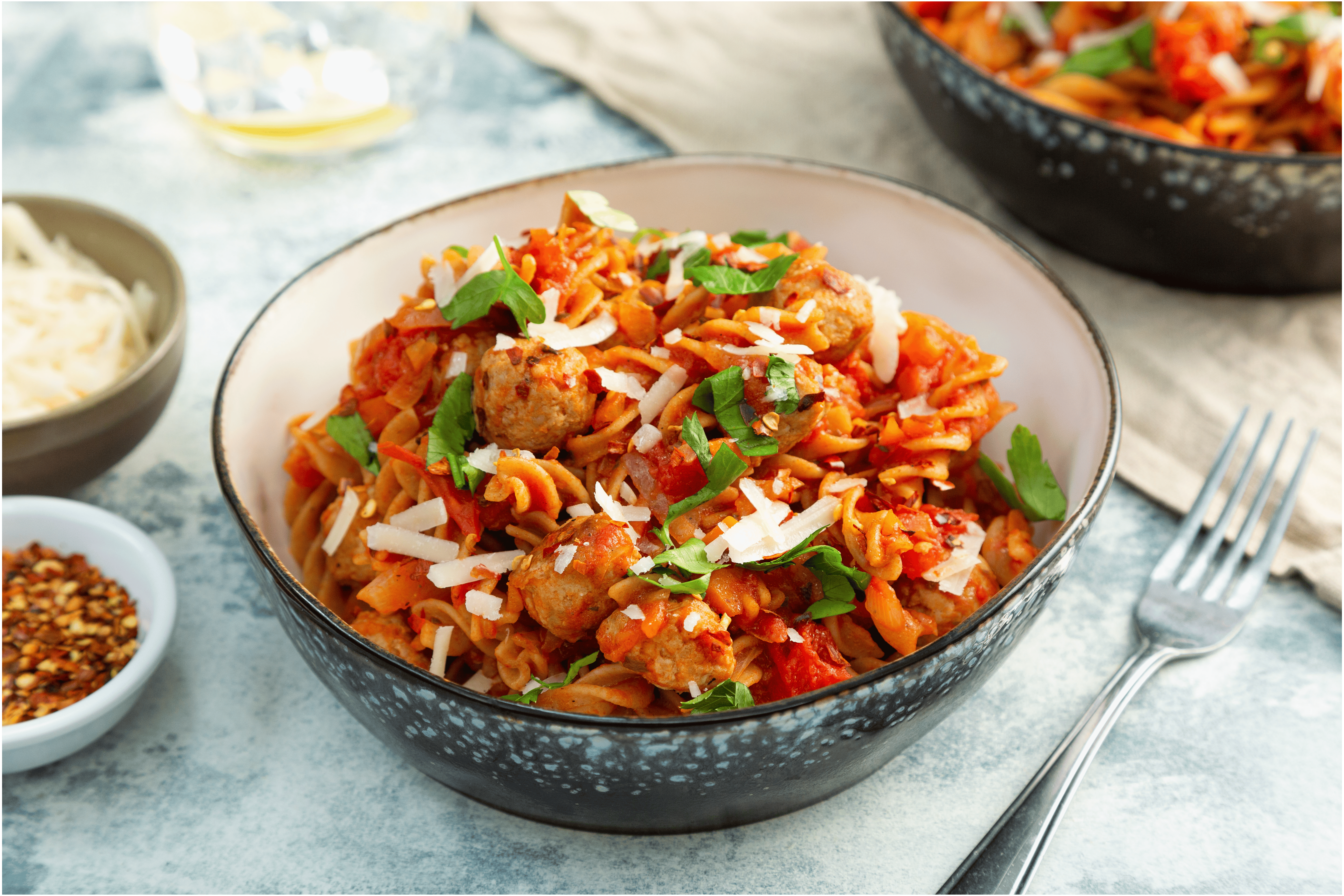 Fusilli met tomatensaus en varkenssaucijs