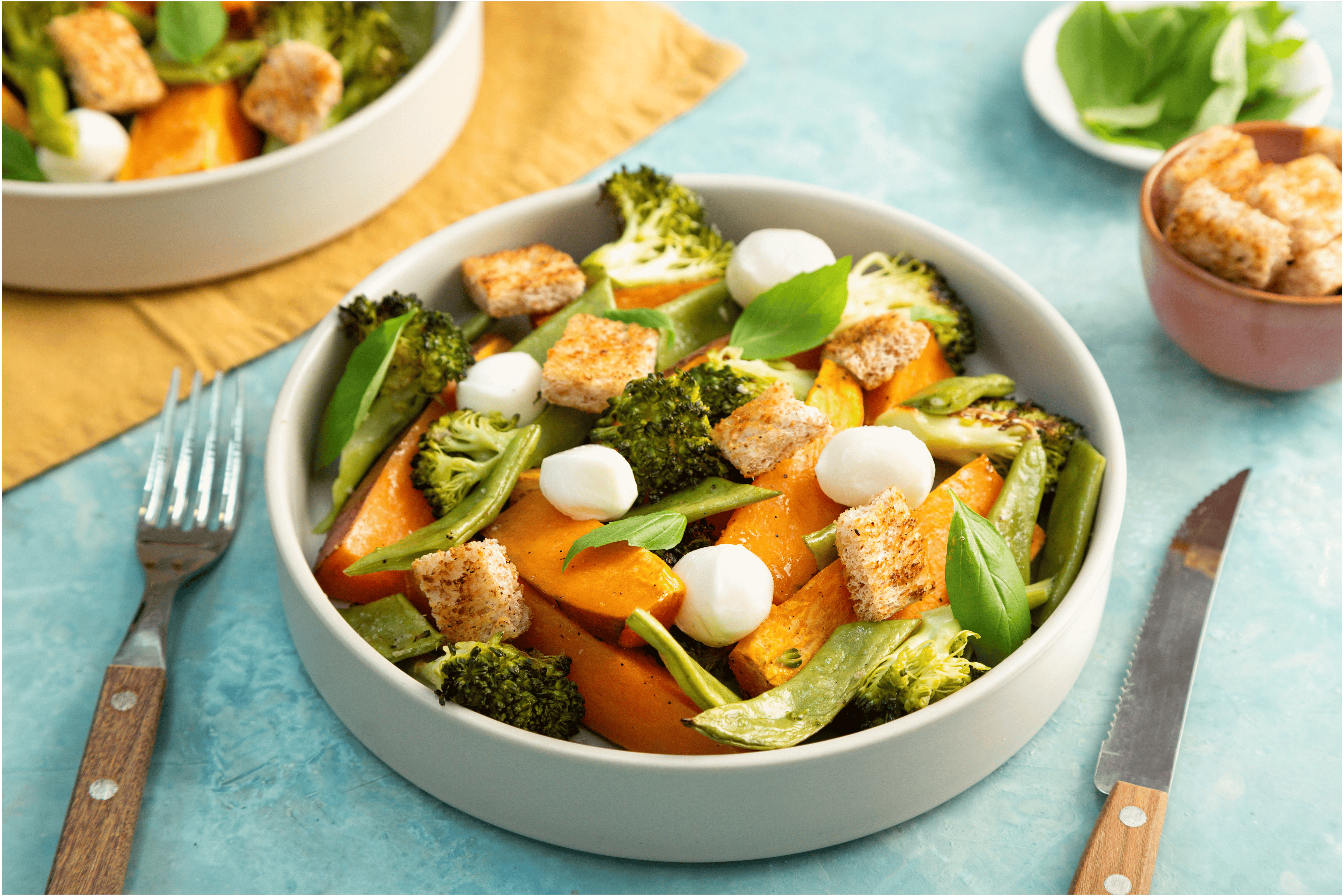 Geroosterde zoete aardappel salade met mozzarella