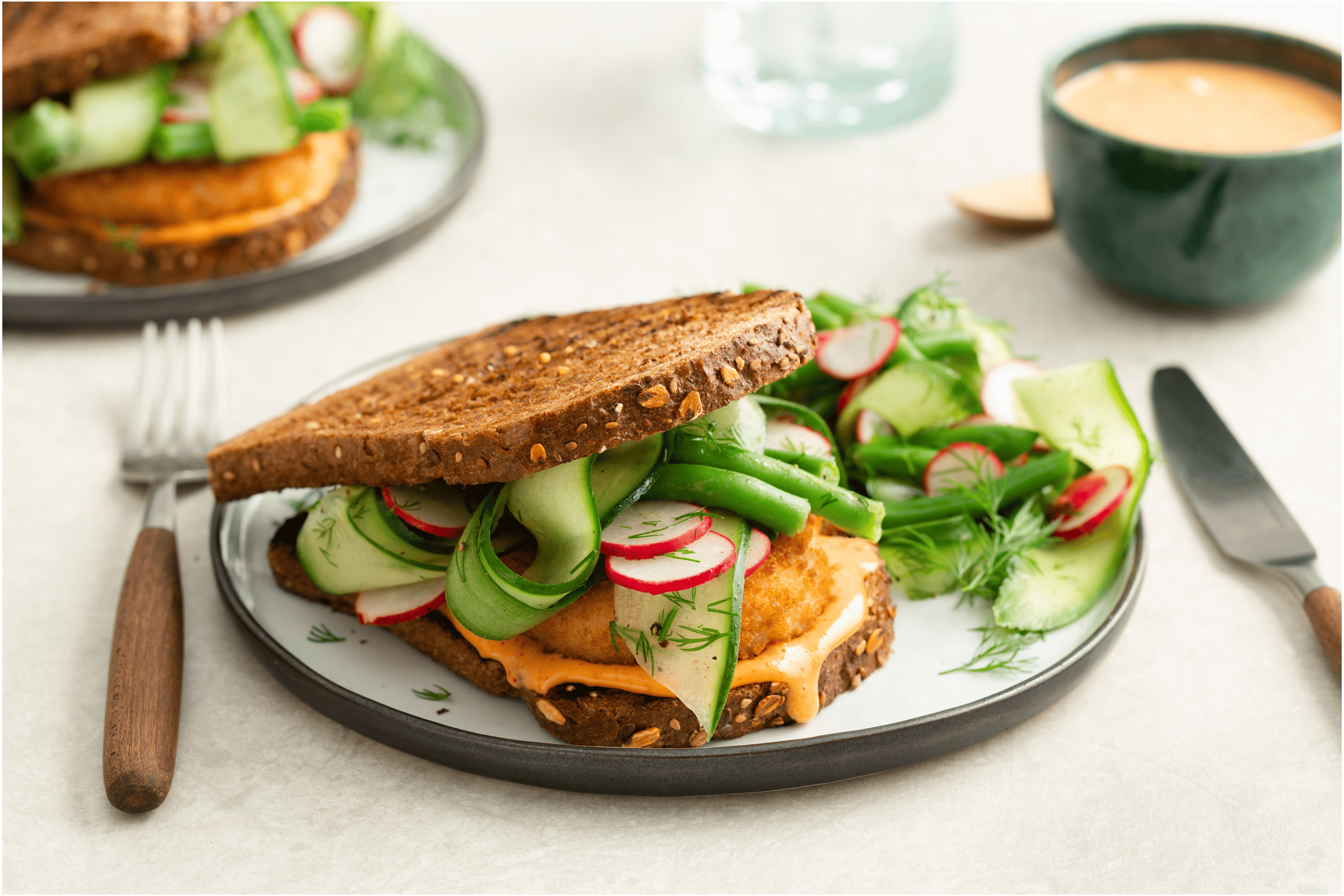 Pittige kabeljauwburger met komkommersalade