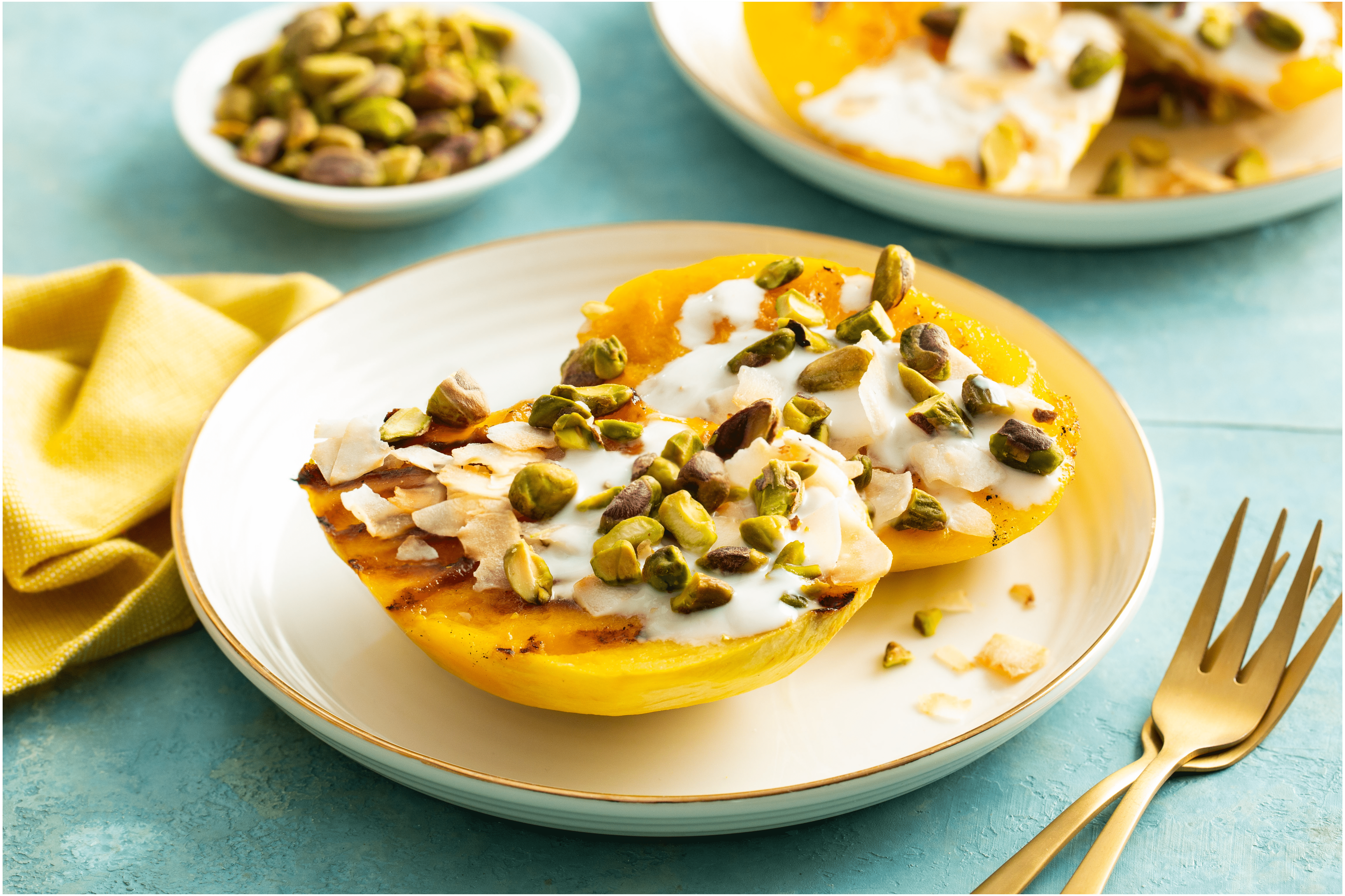 Gegrilde mango met limoenyoghurt en pistache