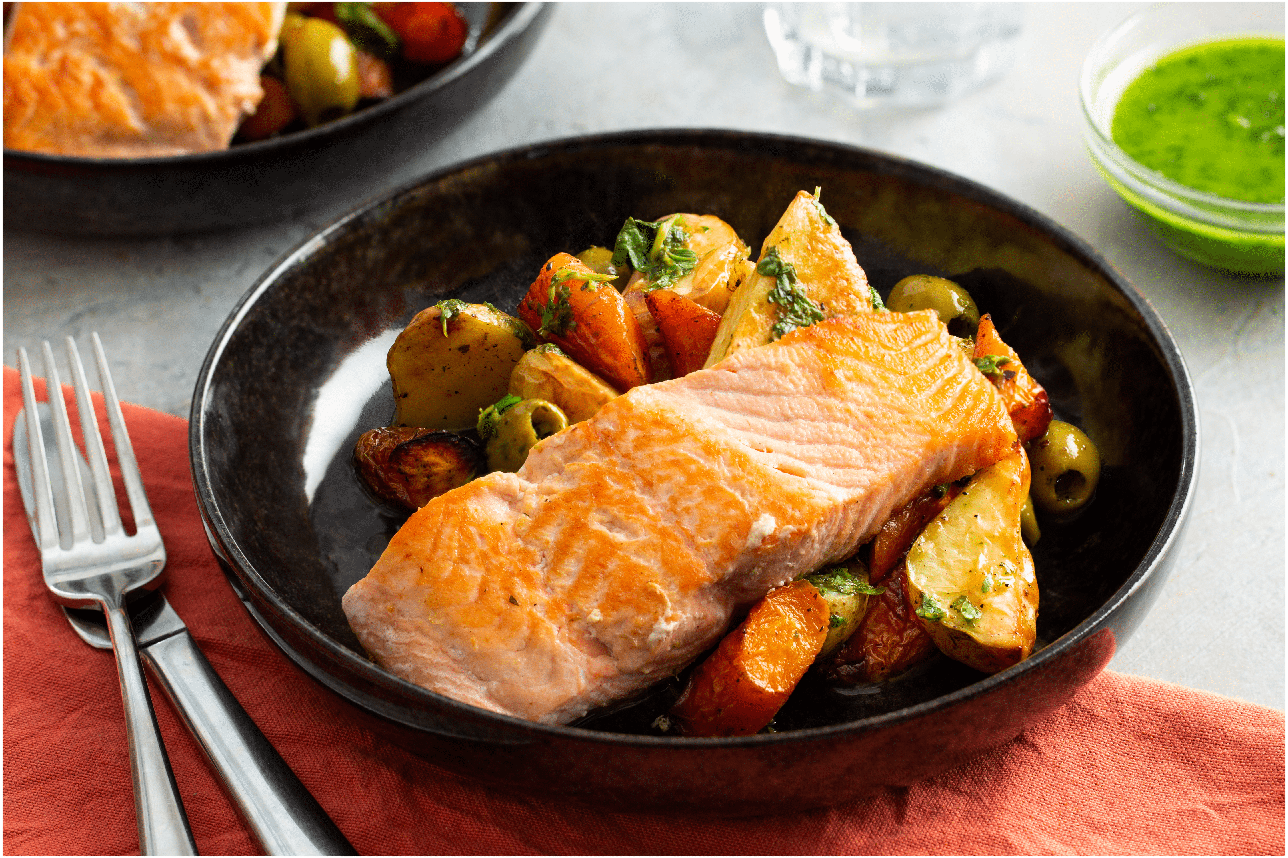Geroosterde aardappels en wortelen met zalm