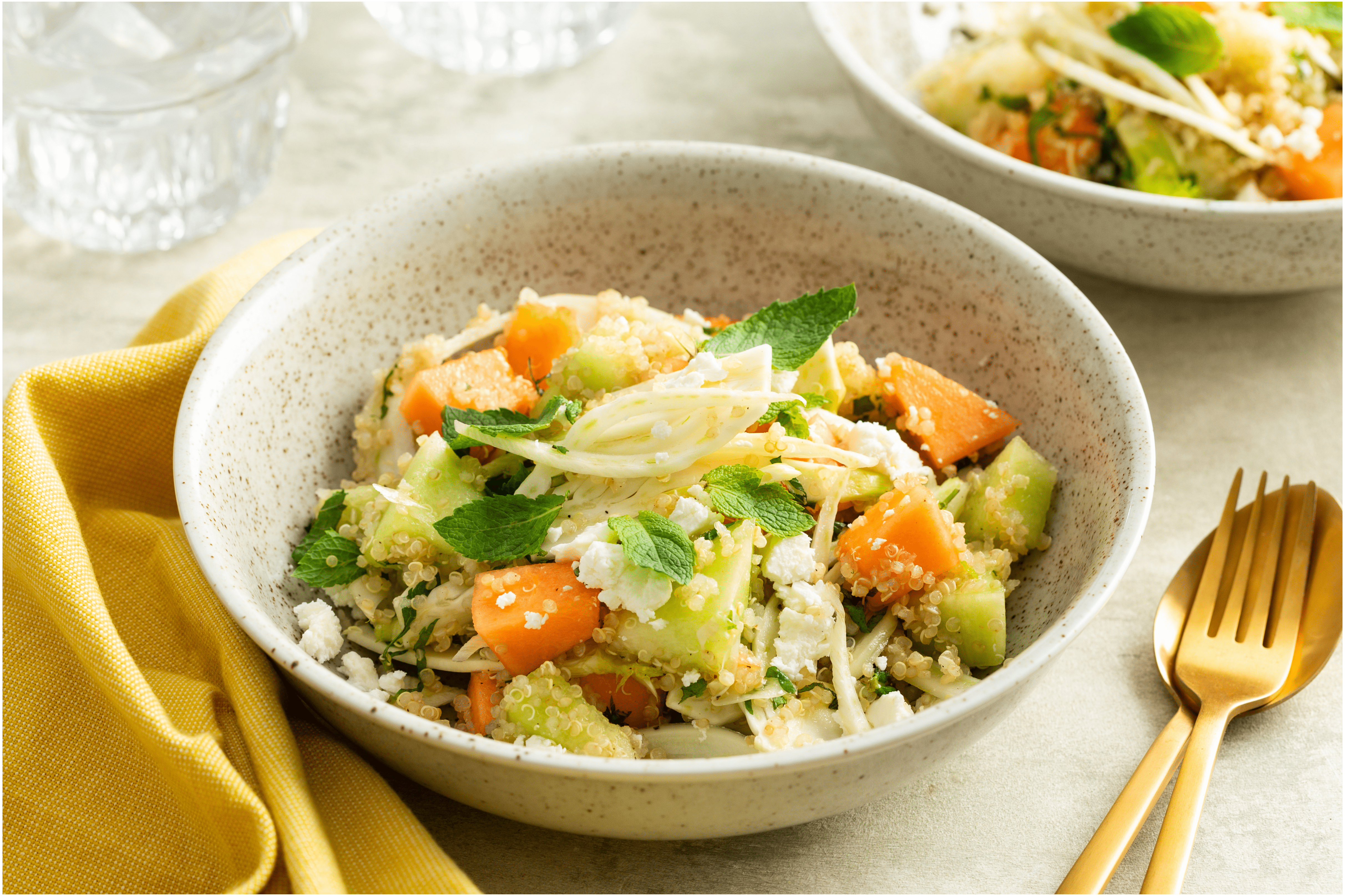 Gemengde meloen salade met feta en quinoa
