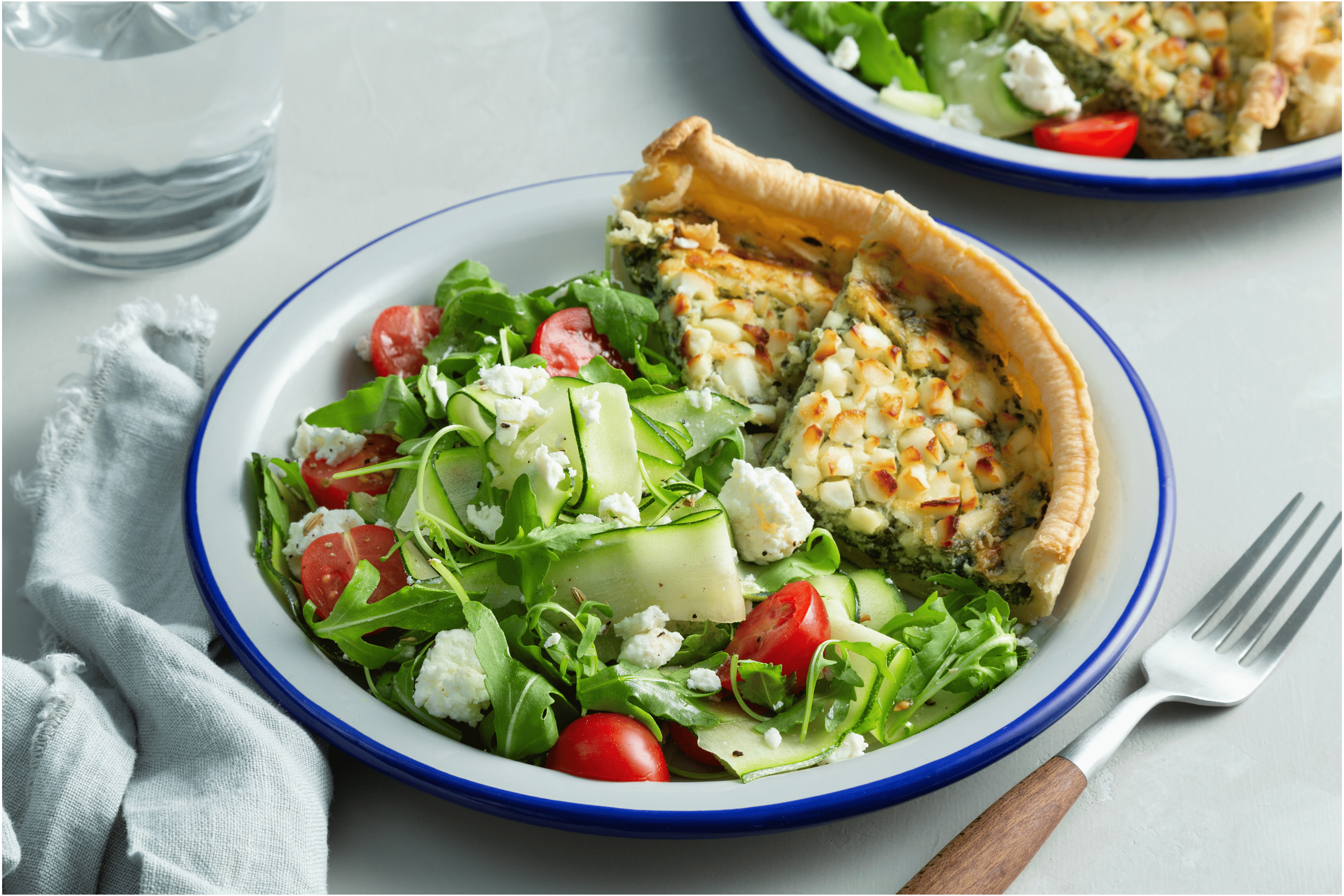 Vegetarische quiche met courgette salade