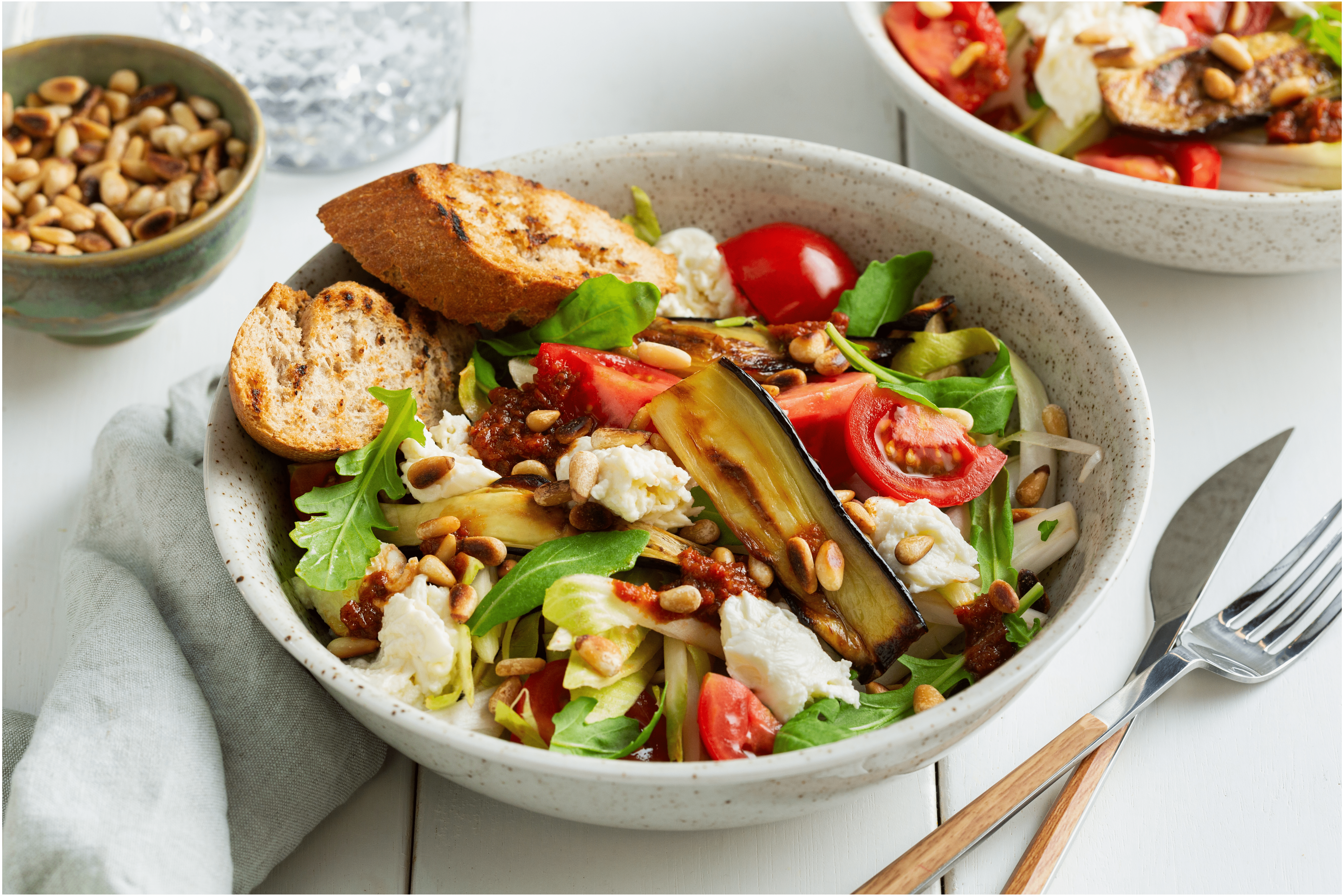 Geroosterde aubergine salade met mozzarella en pesto