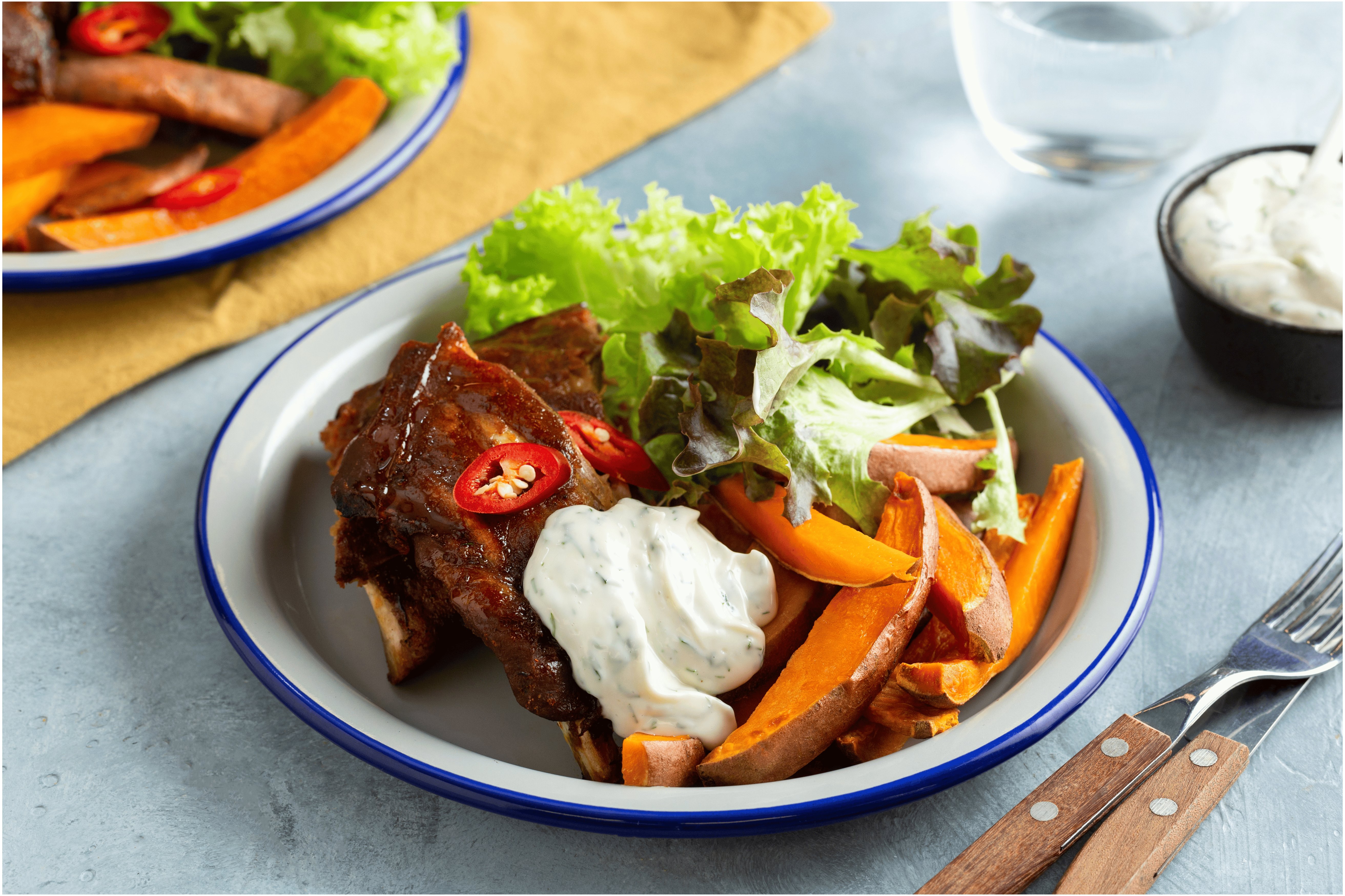 Spareribs met frietjes en dille mayonaise