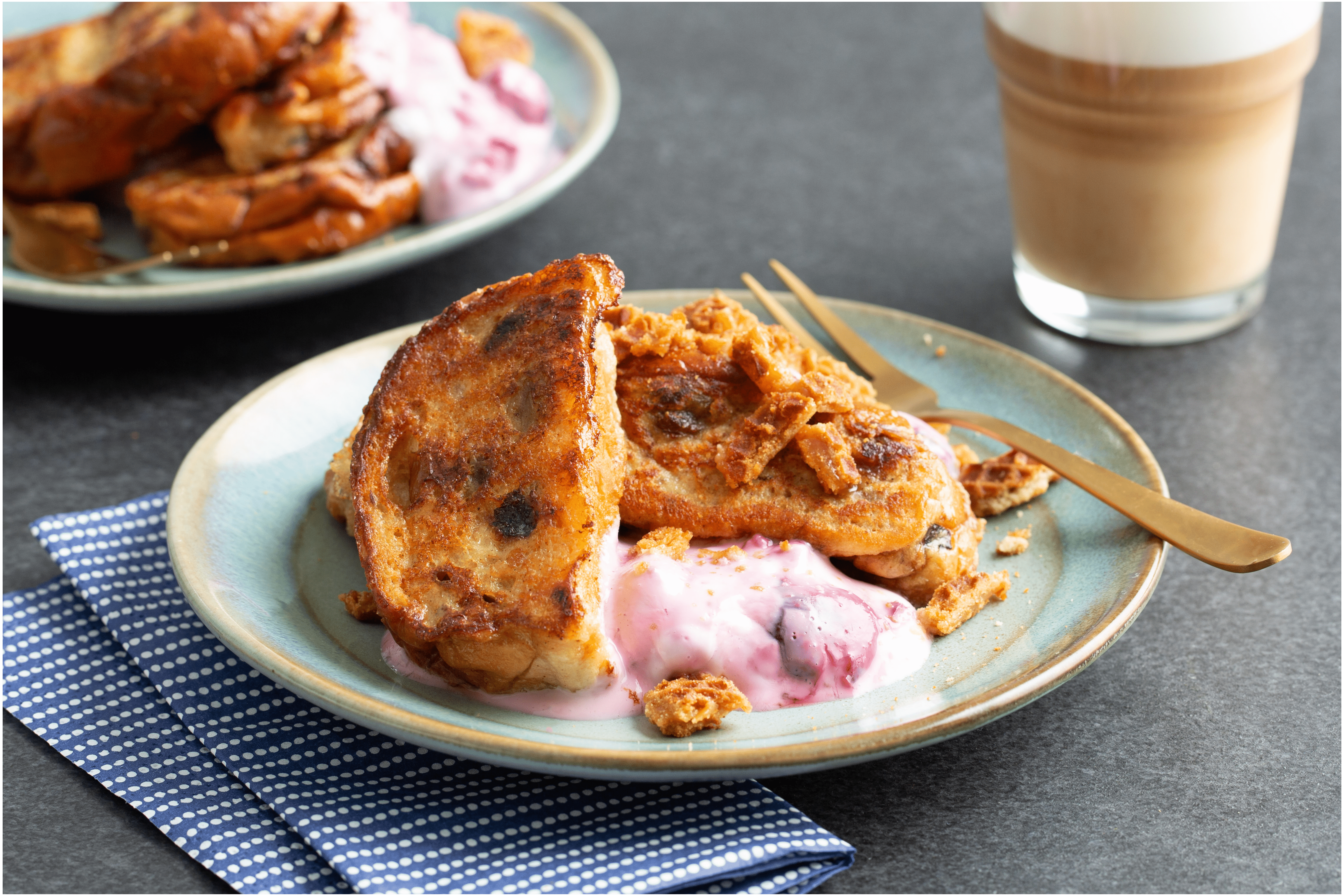 Wentelteefjes van krentenbollen met kersen