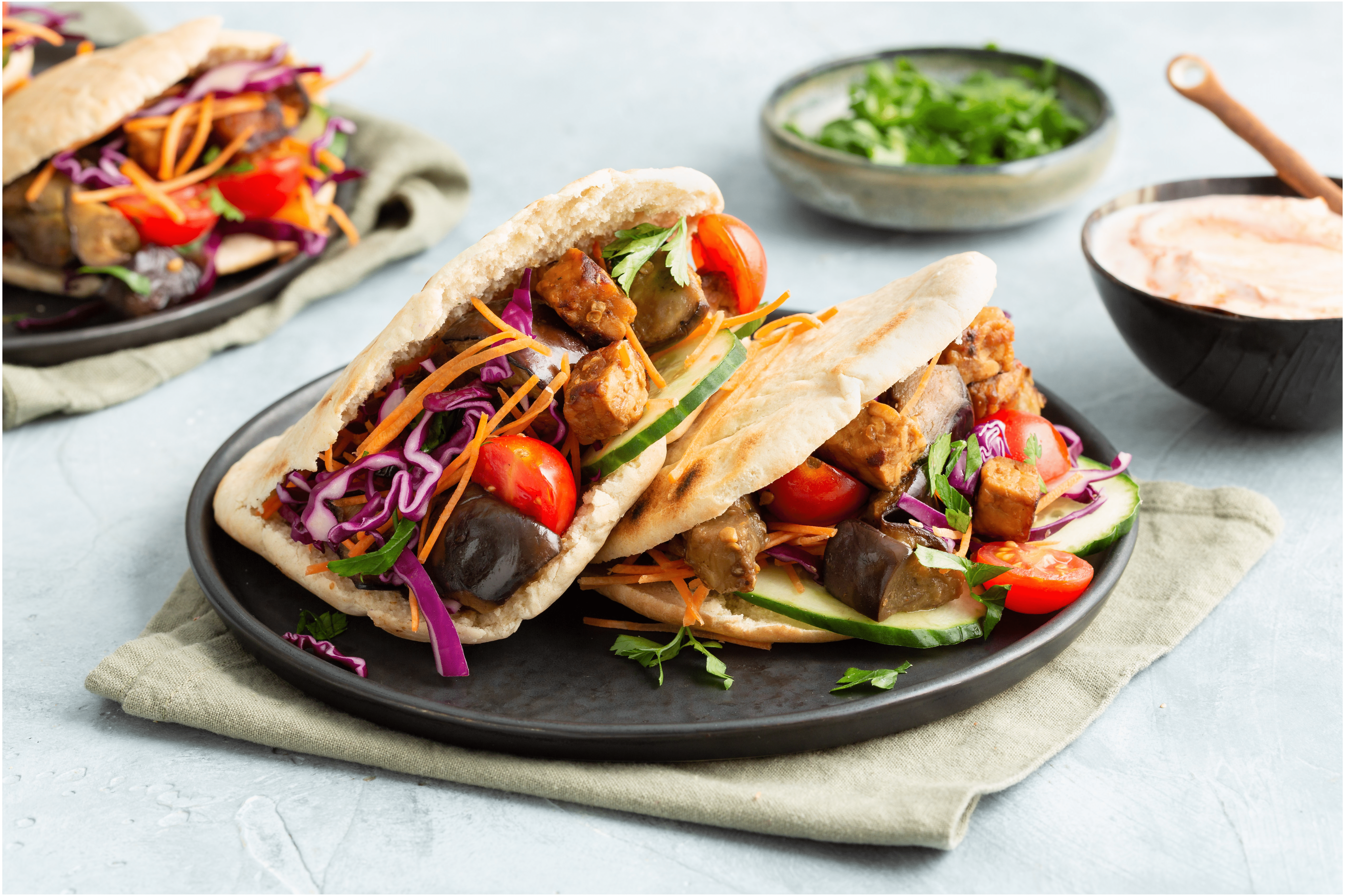 Pitabroodjes met tempeh en rauwkostsalade