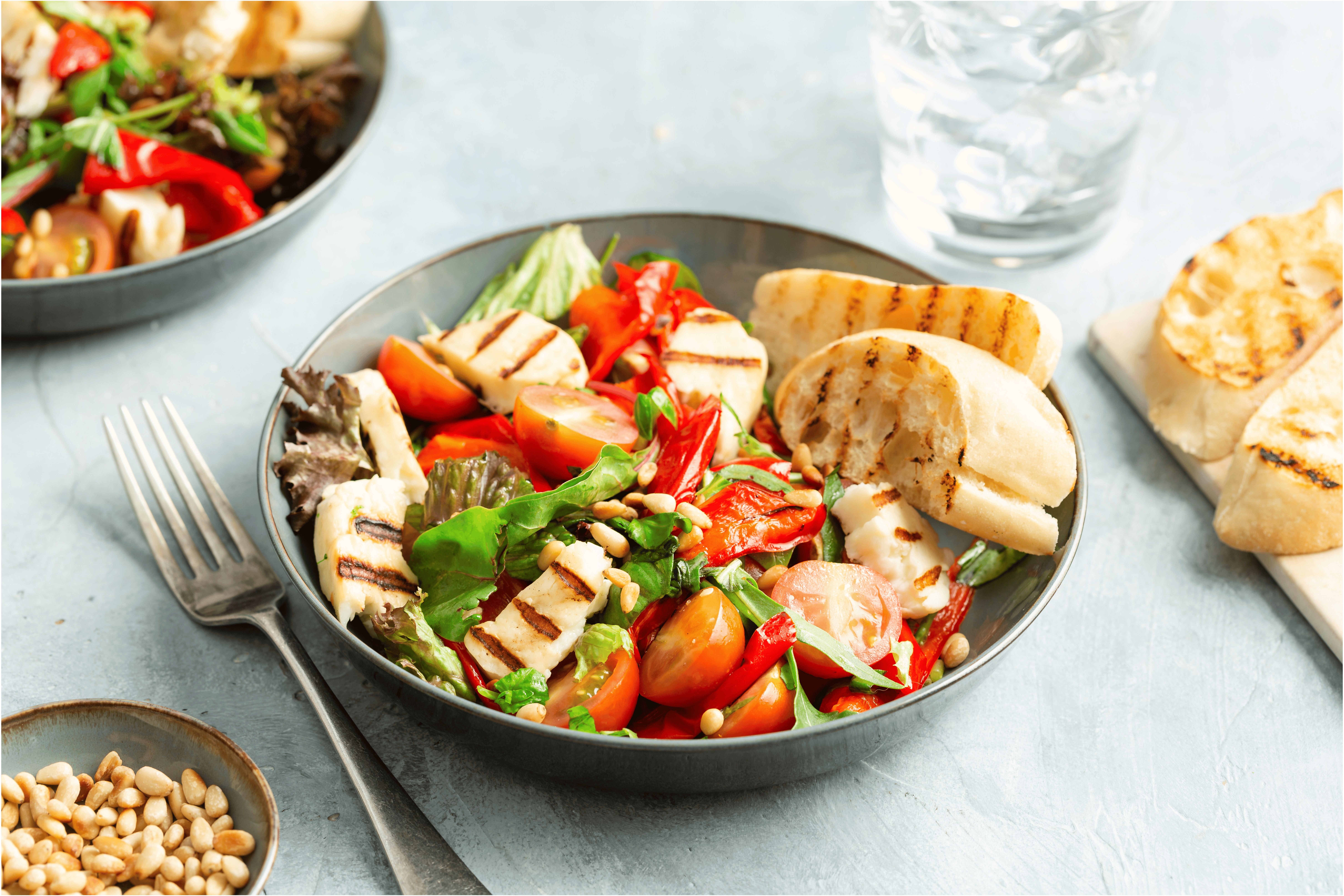 Geroosterde paprika salade met halloumi en pijnboompitten