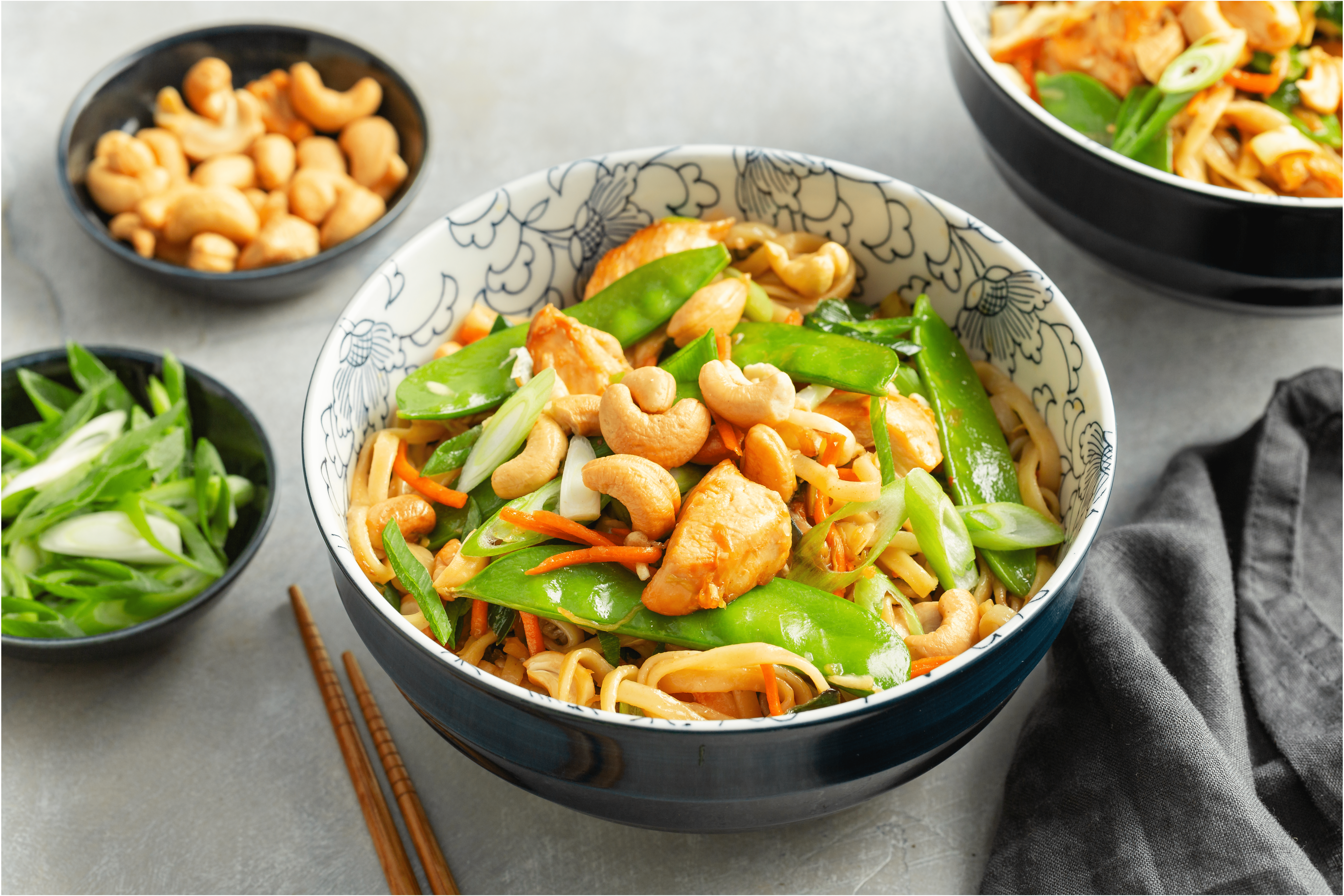 Bami met teriyaki kip, peultjes en cashewnoten