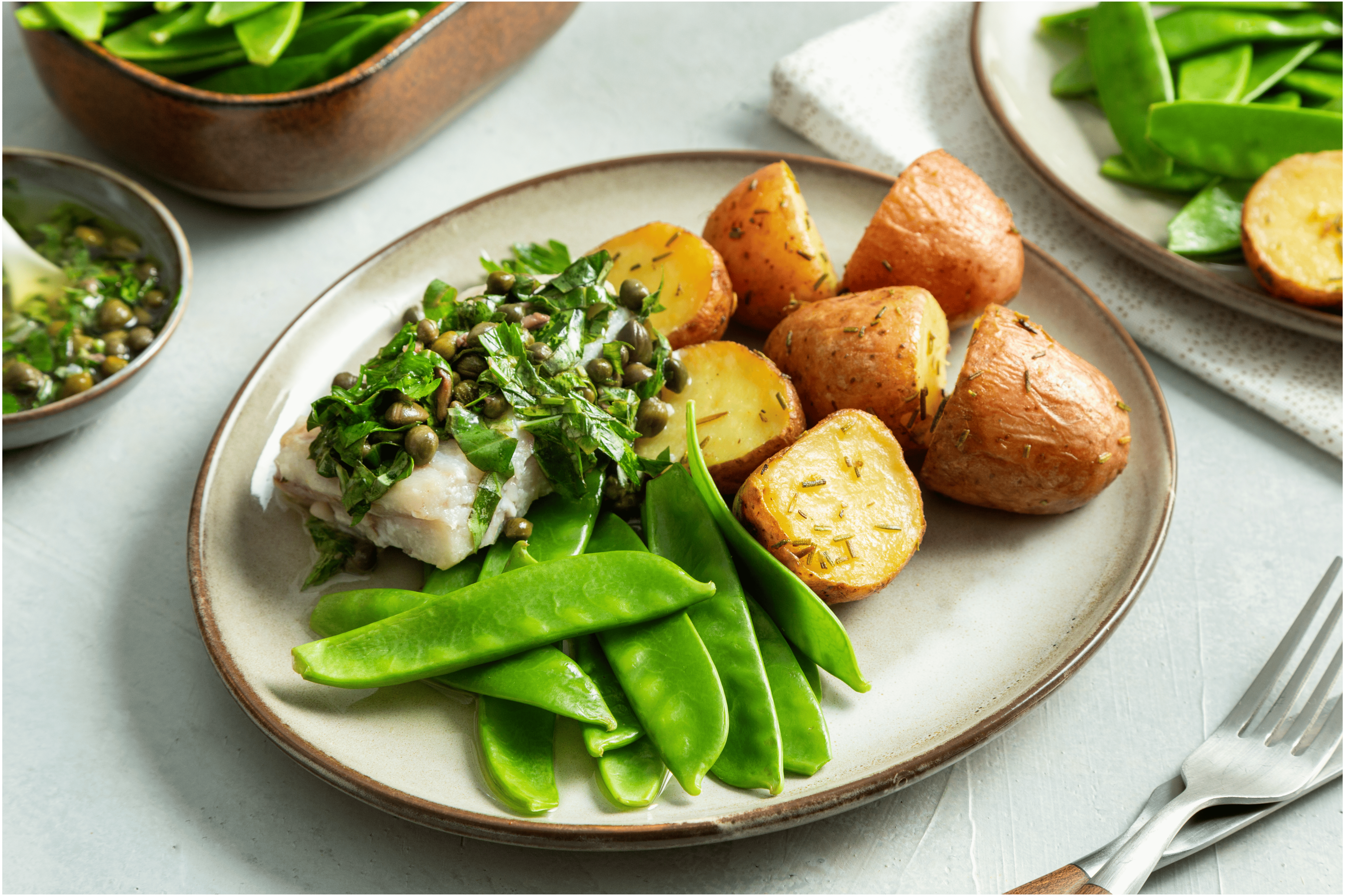 Gebakken koolvis met aardappeltjes en groene salsa