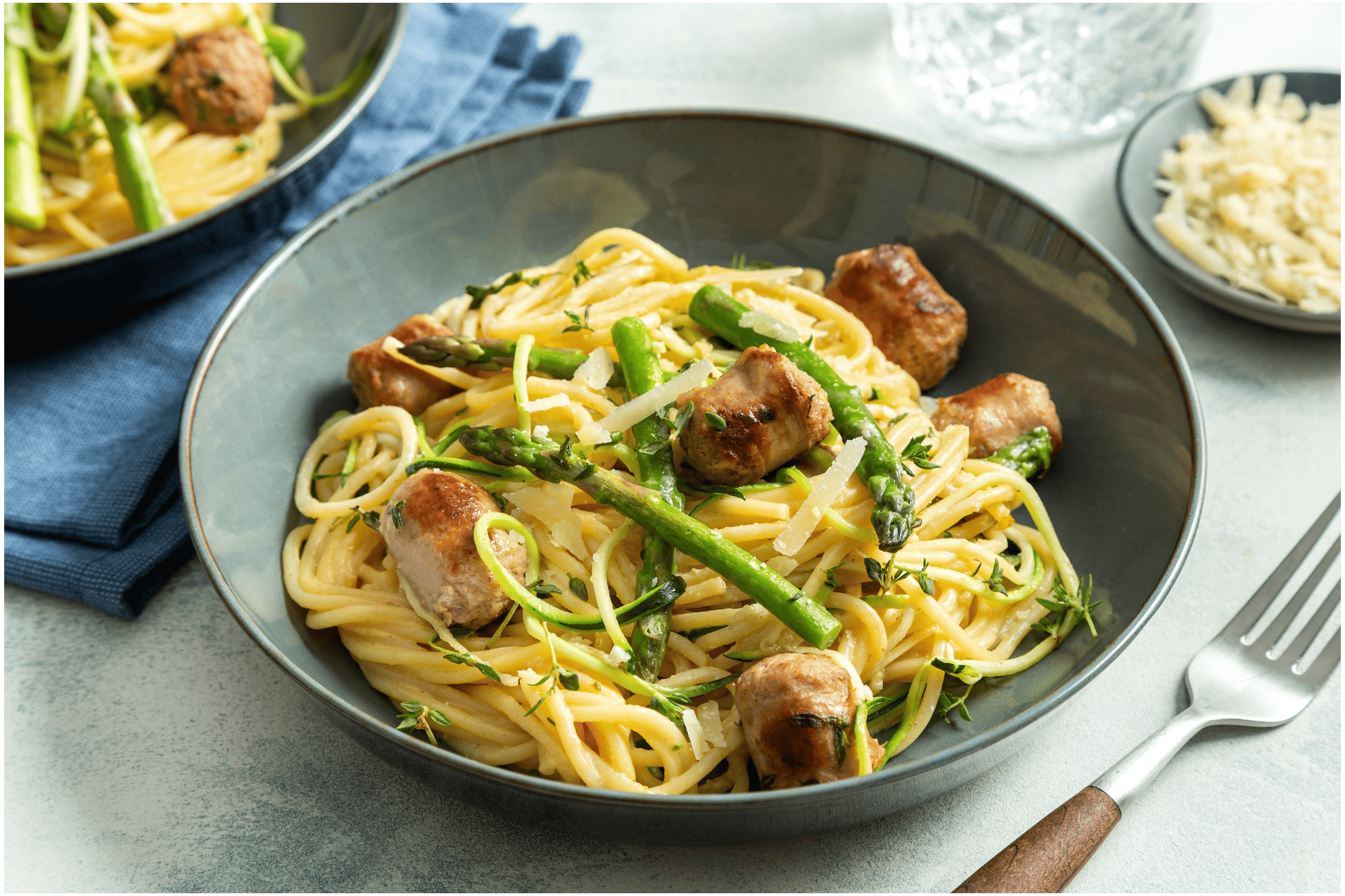Pasta carbonara met saucijzen en courgette