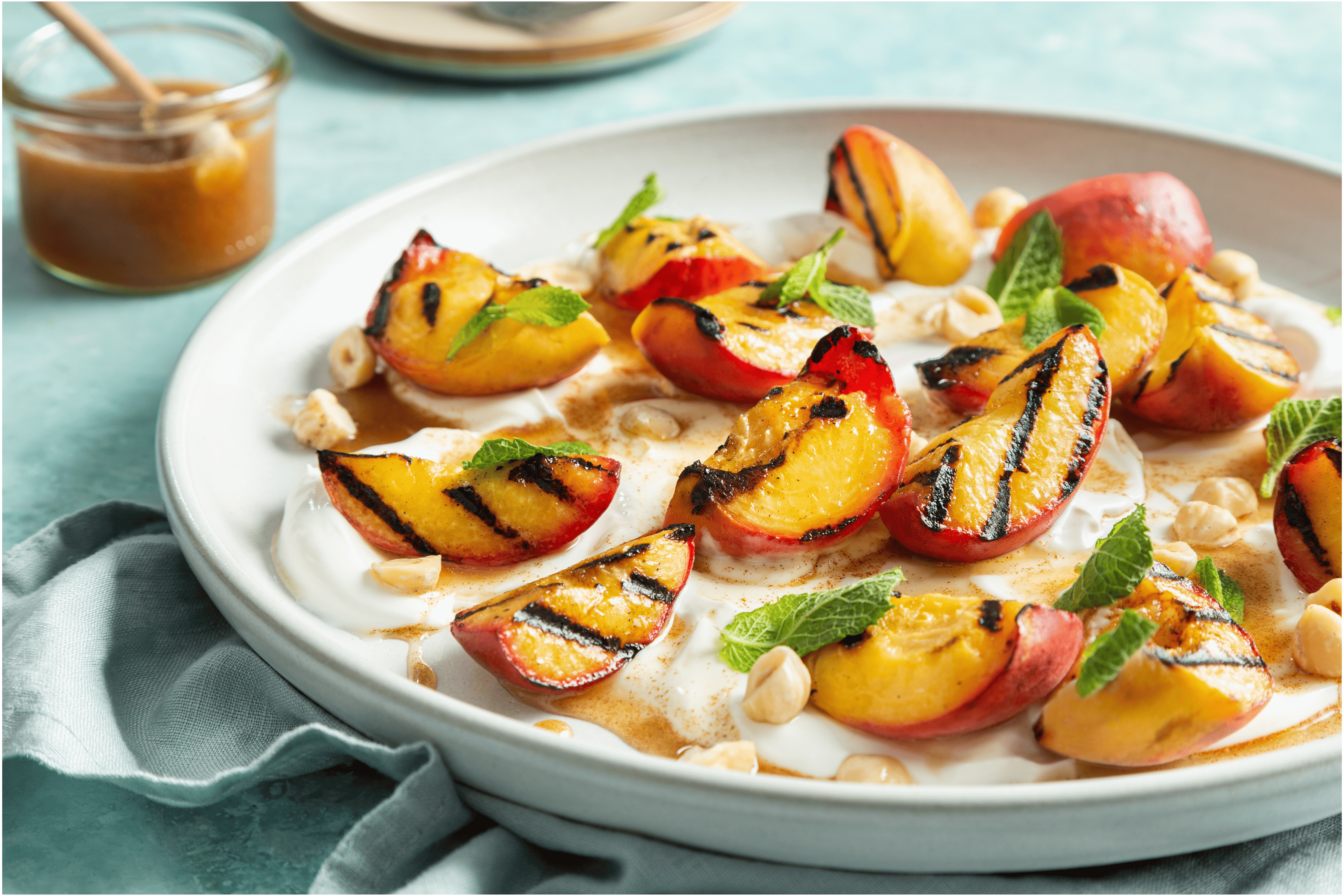 Gegrilde abrikozen en perziken met yoghurt