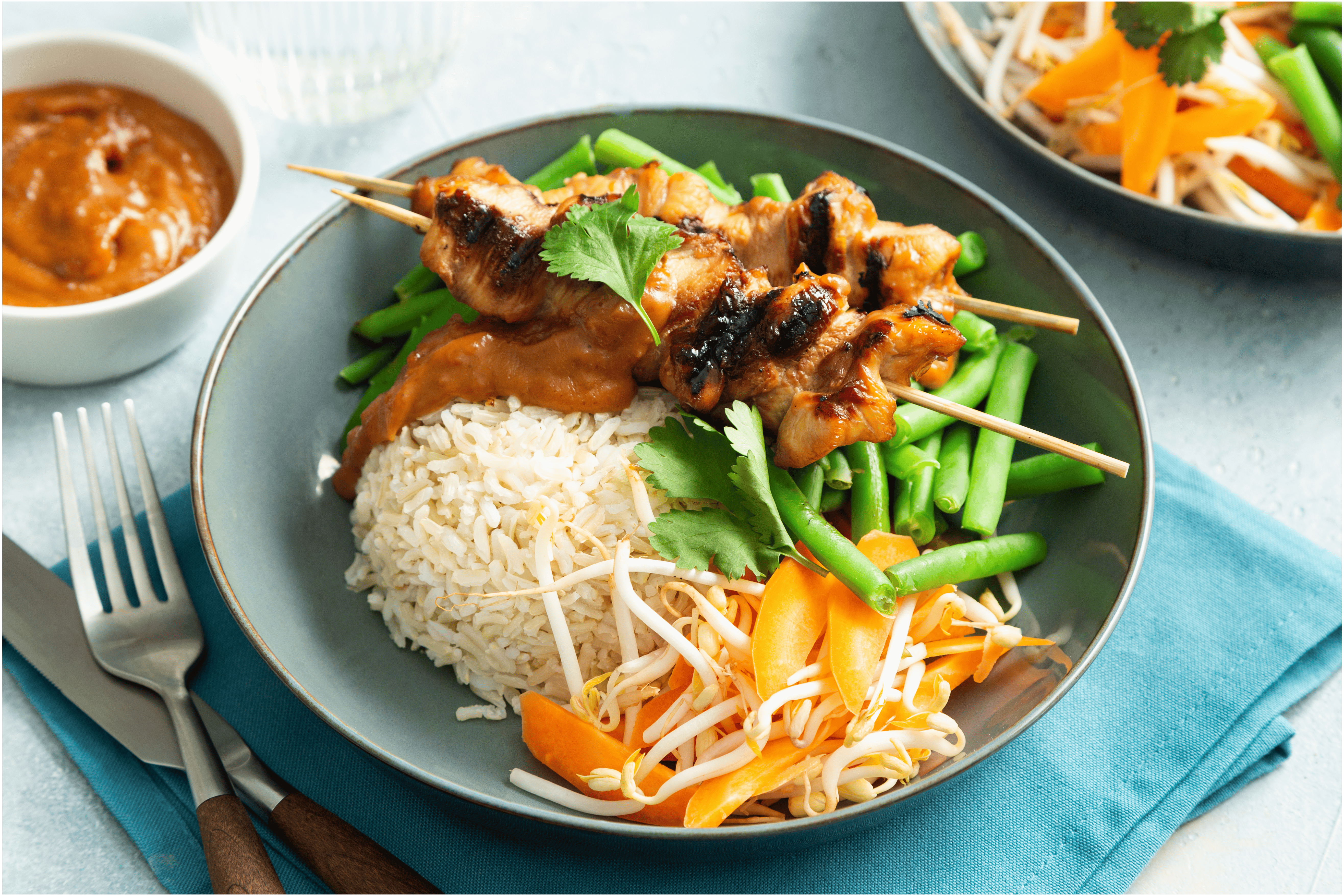 Kipsaté met rijst, boontjes en wortelsalade