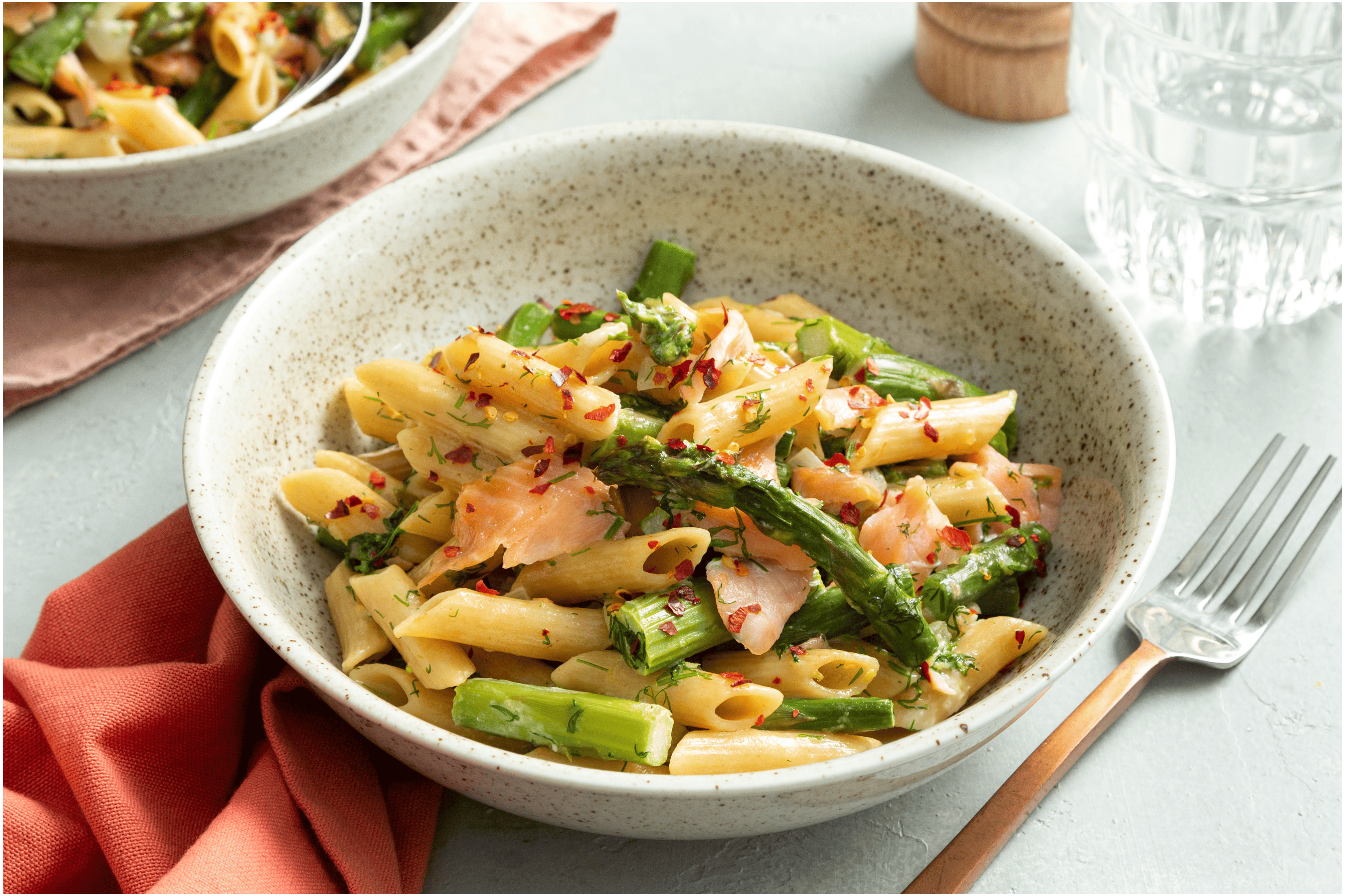 Pasta penne met asperges en zalm