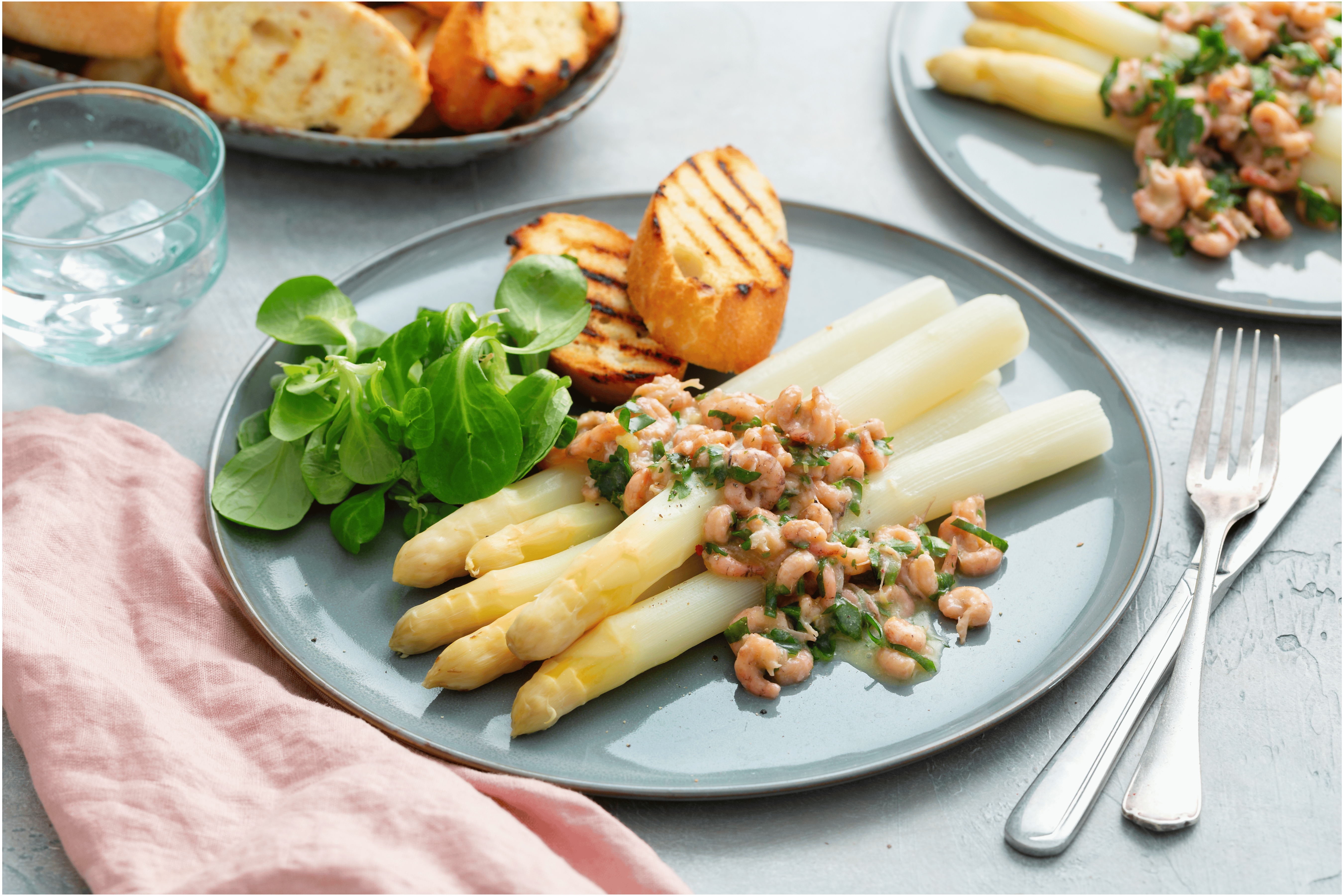 Witte asperges met Hollandse garnalen in botersaus