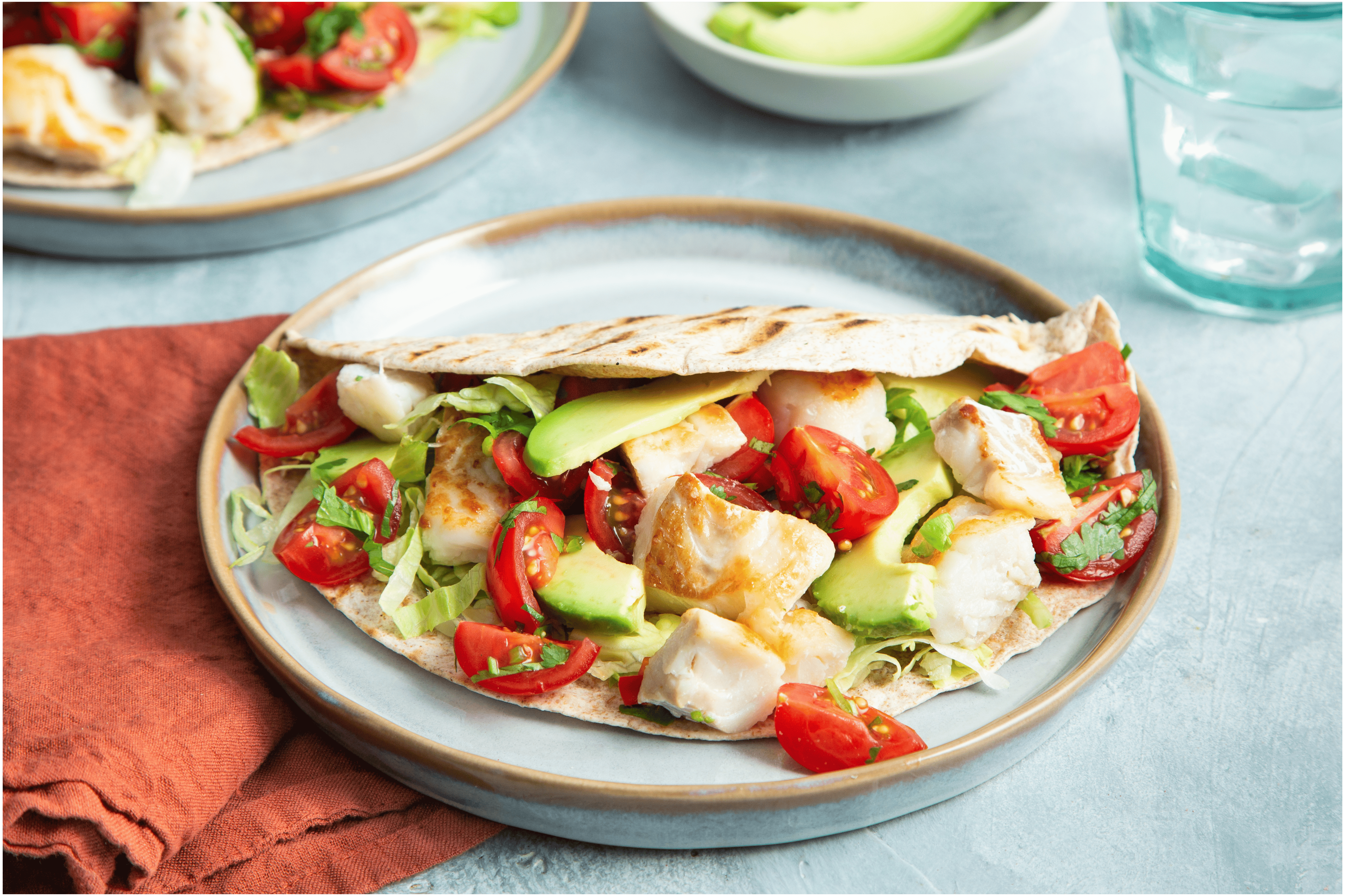 Gezonde wrap met kabeljauw, avocado en salsa van cherrytomaten