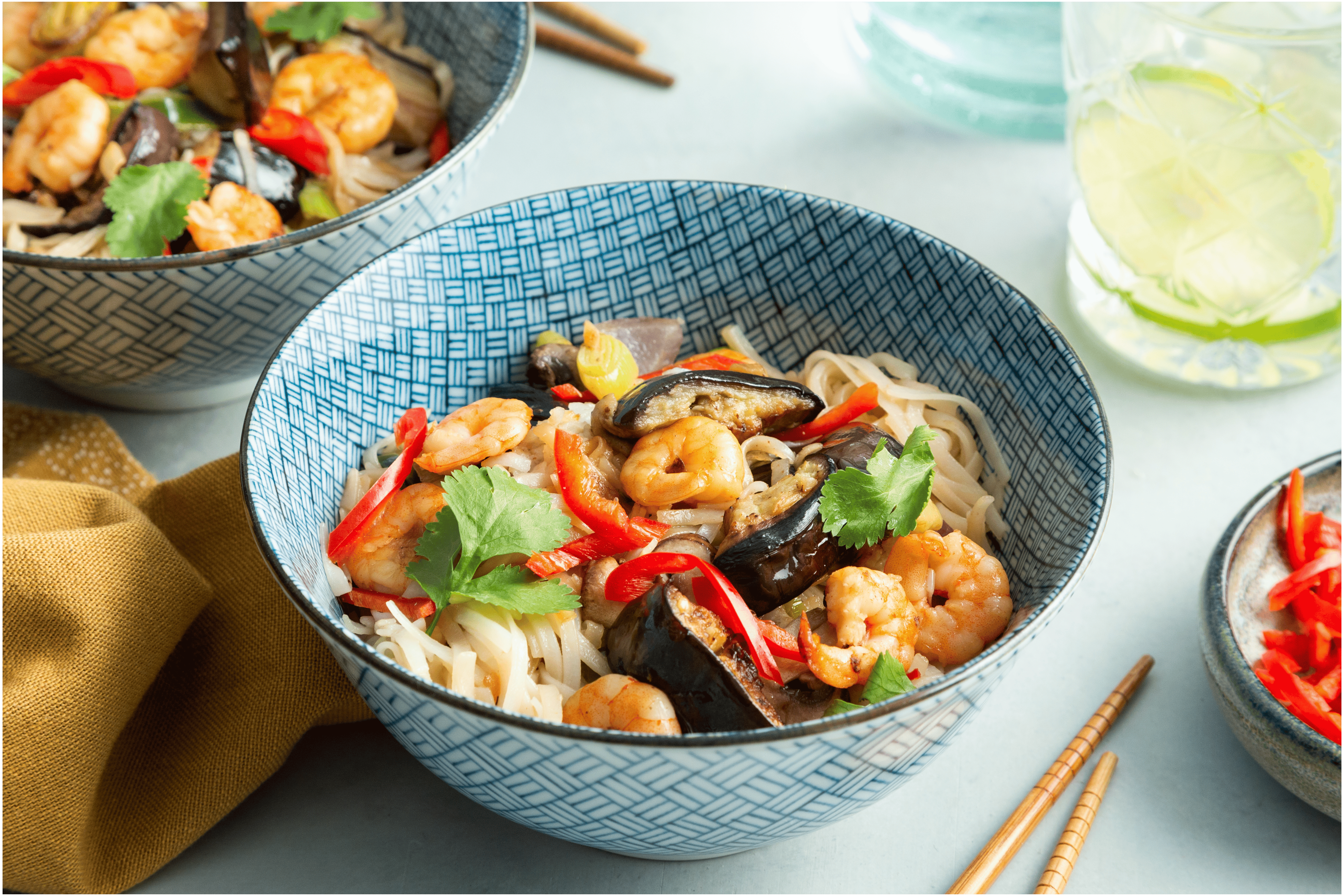 Noedels met aubergine en garnalen
