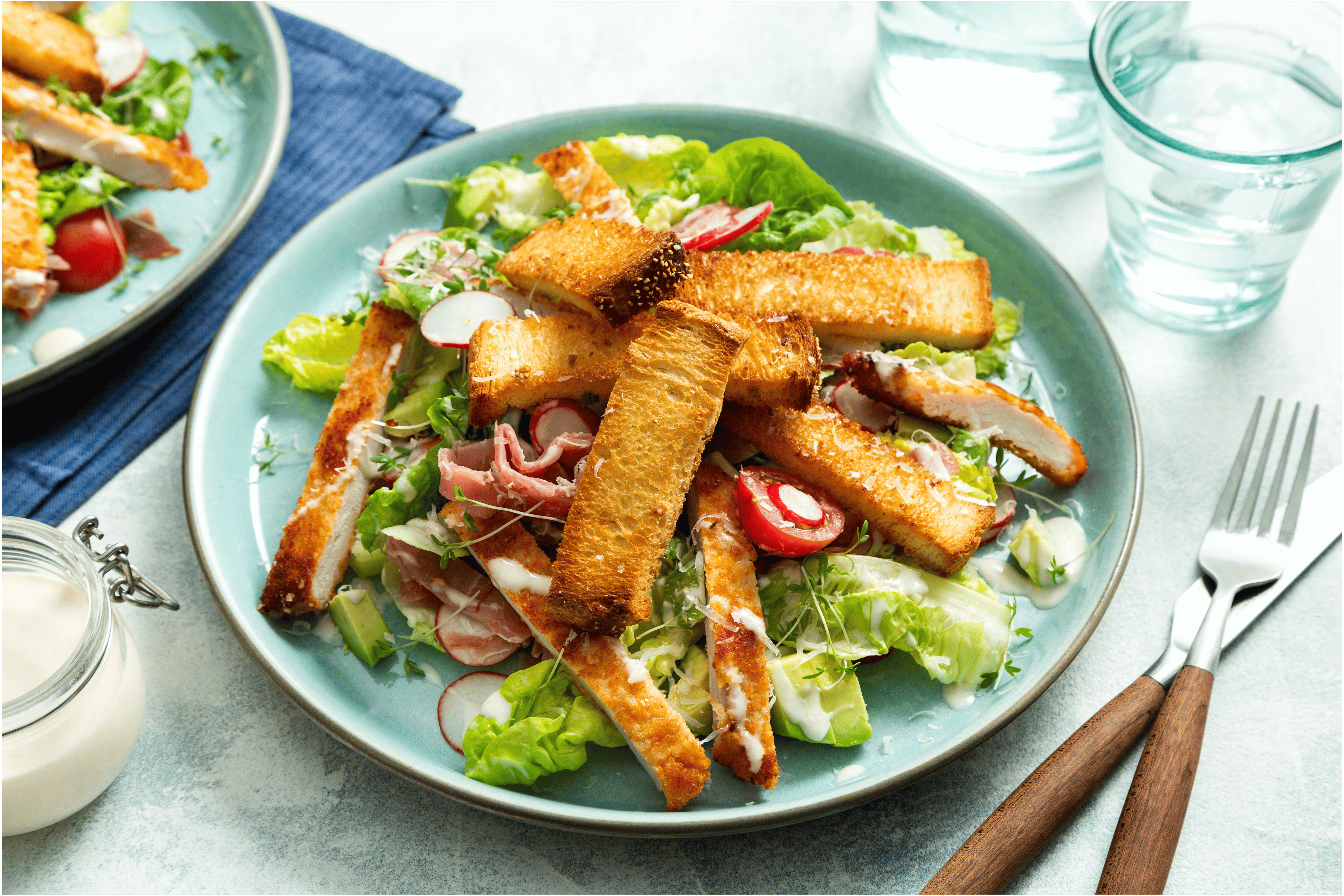 Salade met schnitzelreepjes en zelfgemaakte croutons