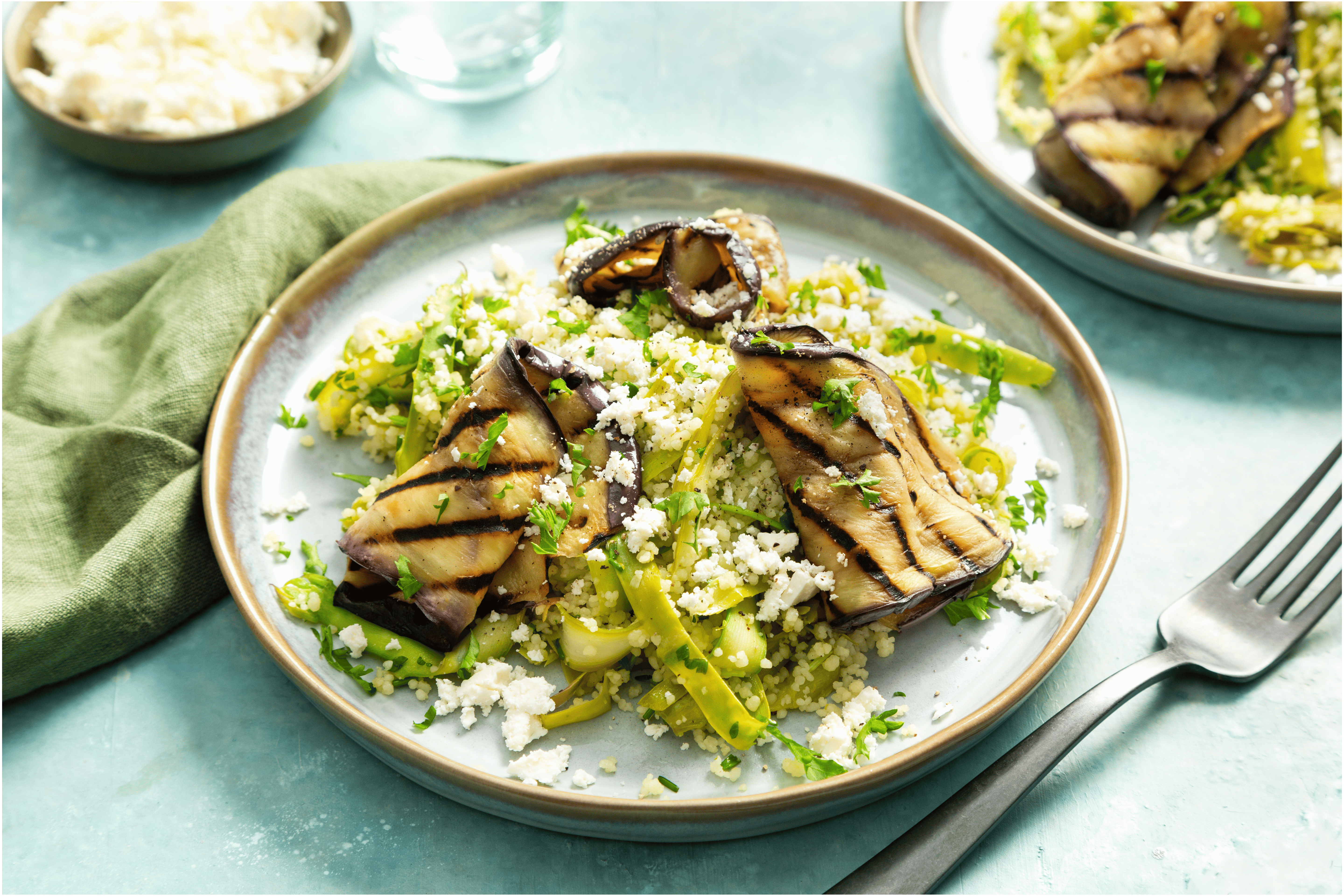 Kruidige couscous schotel met asperge linten
