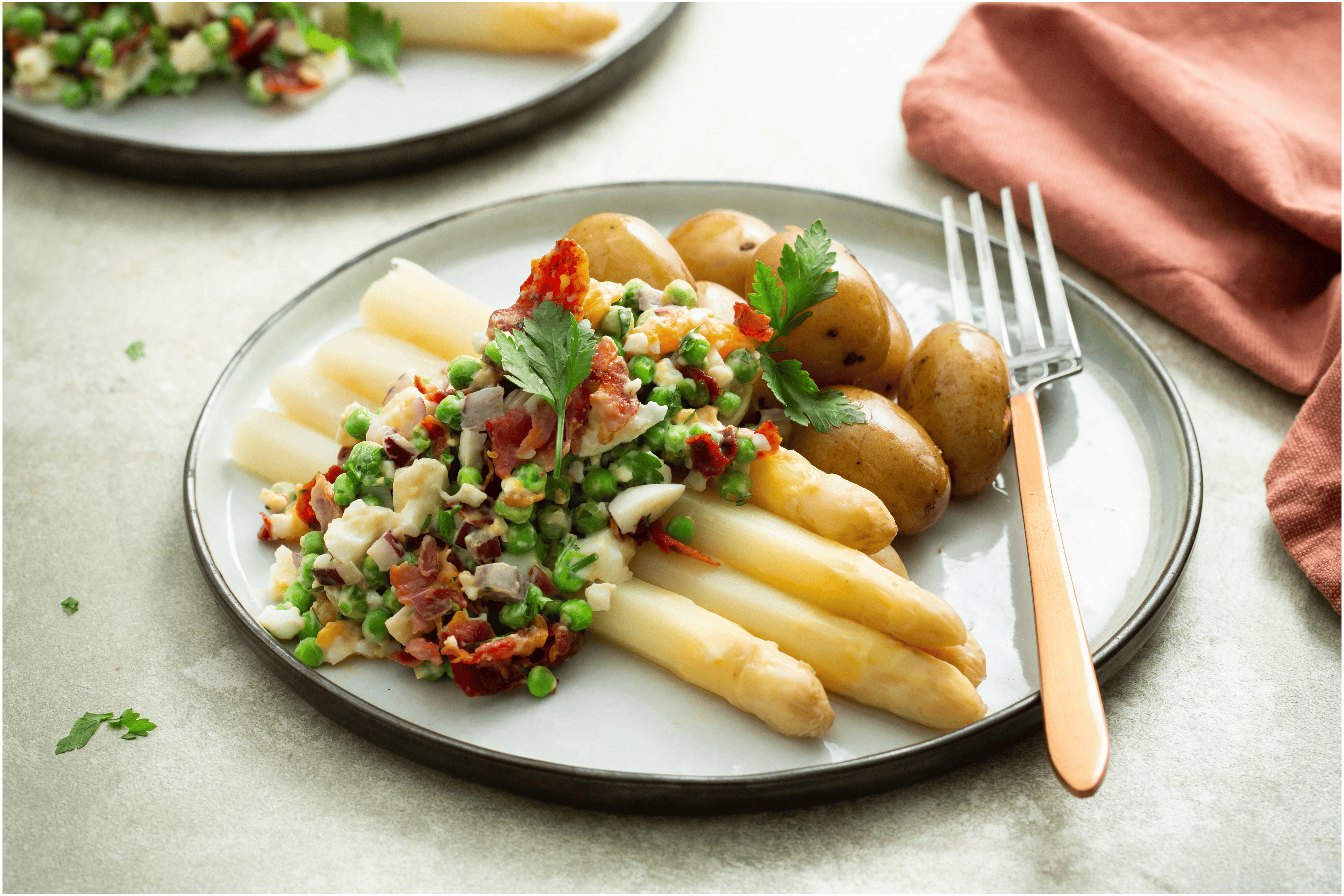 Witte asperges met erwtjes en knapperige bacon