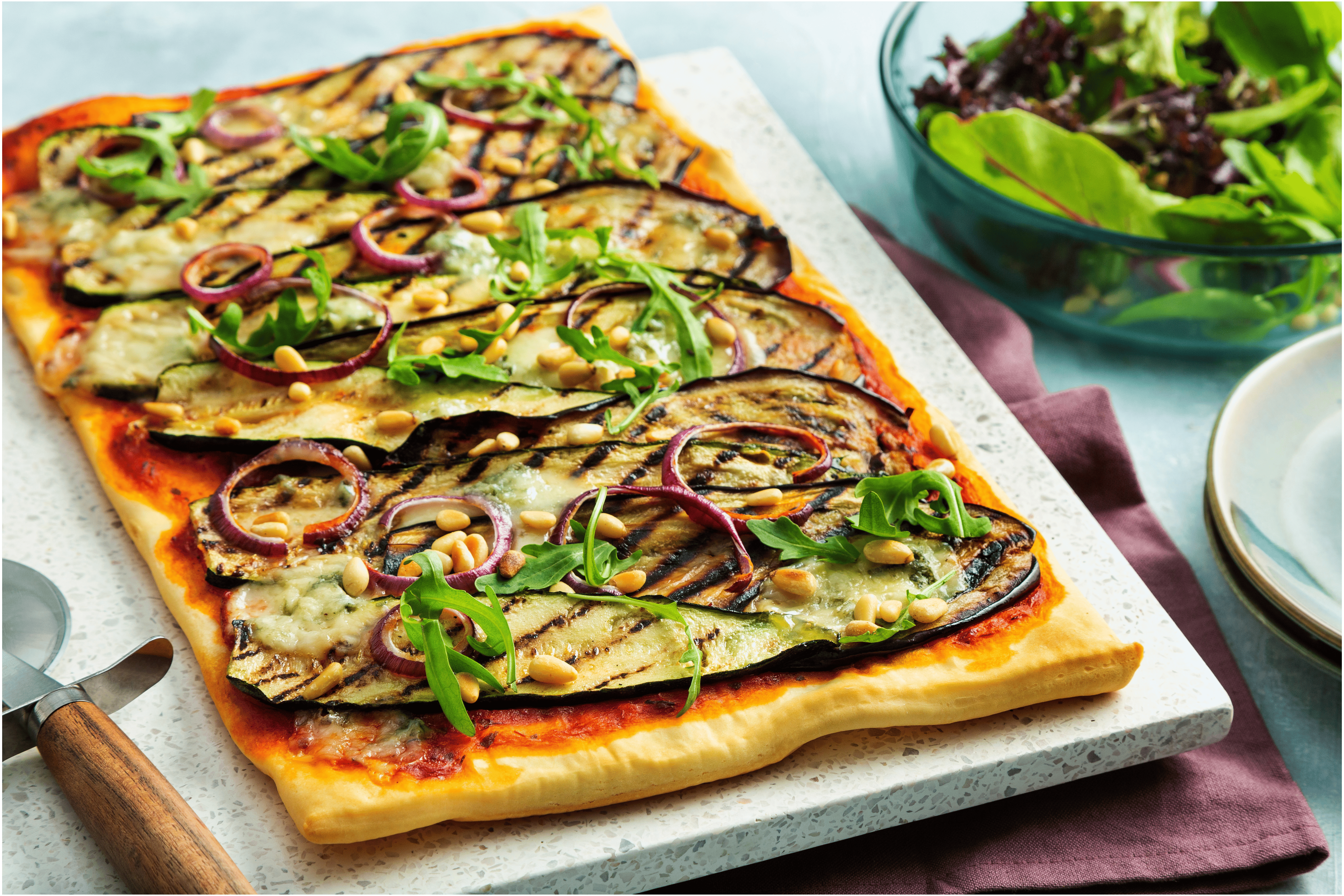 Pizza met gegrilde groente en gorgonzola