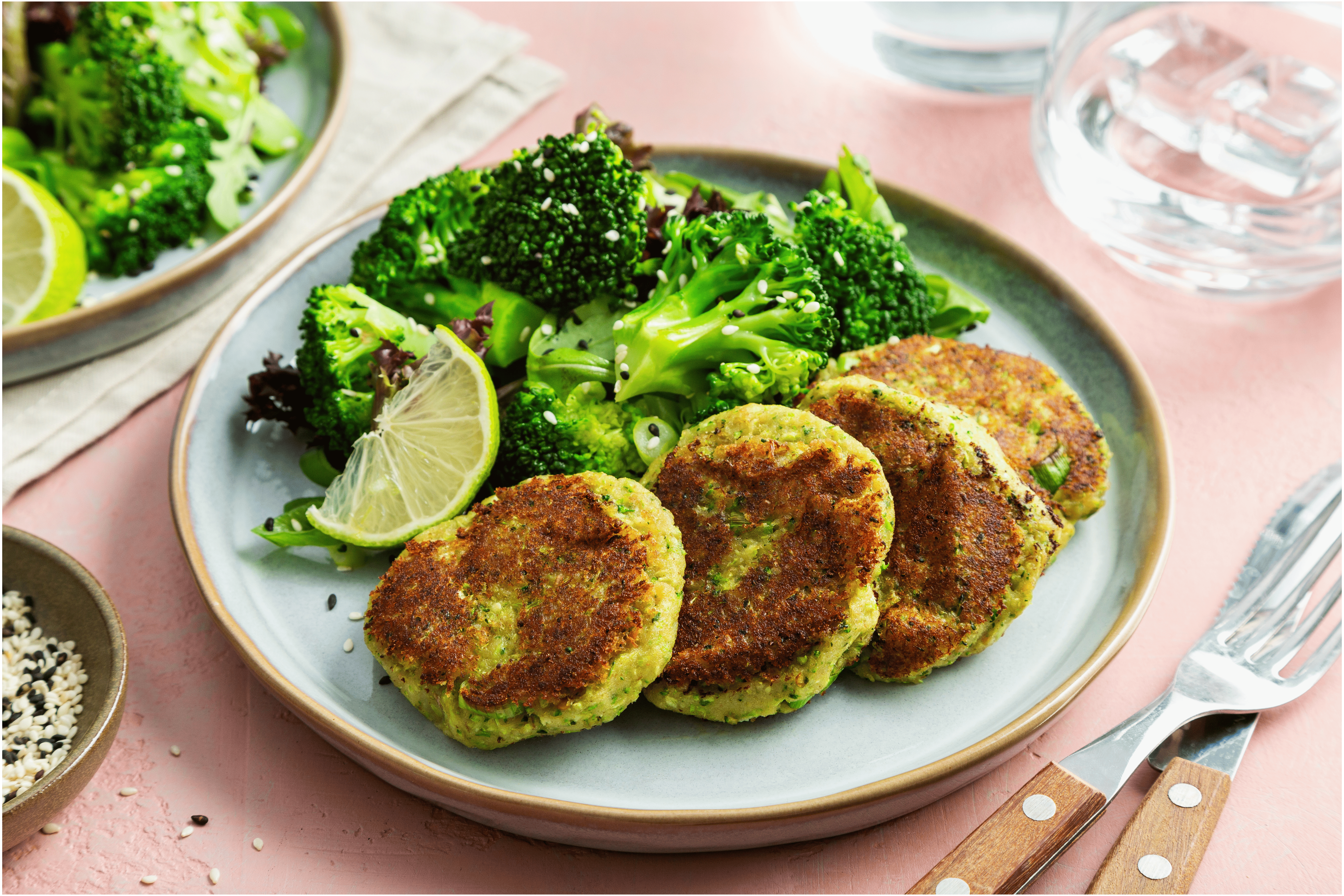 Viskoekjes met broccolisalade