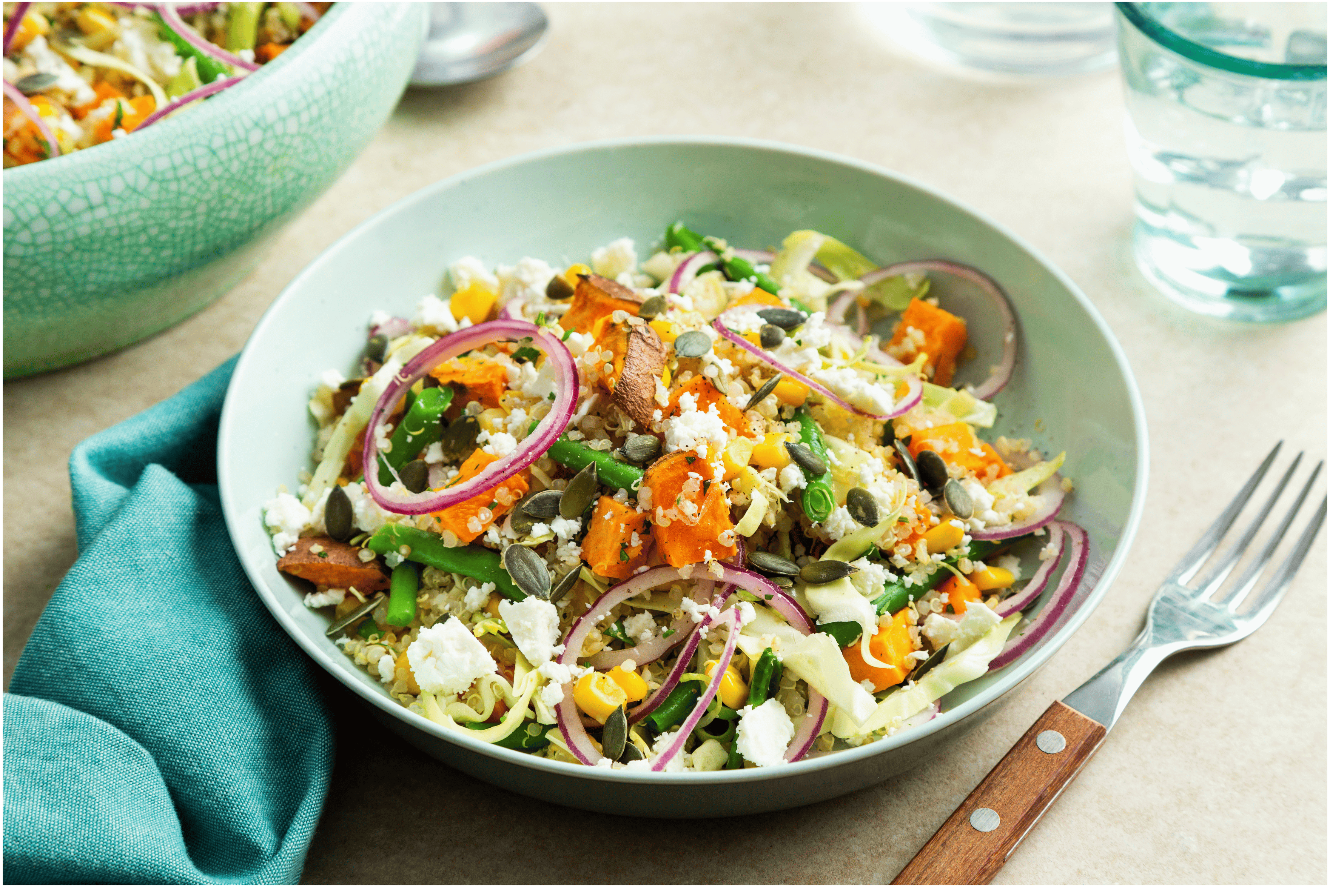 Quinoa salade met zoete aardappel en knapperige groenten