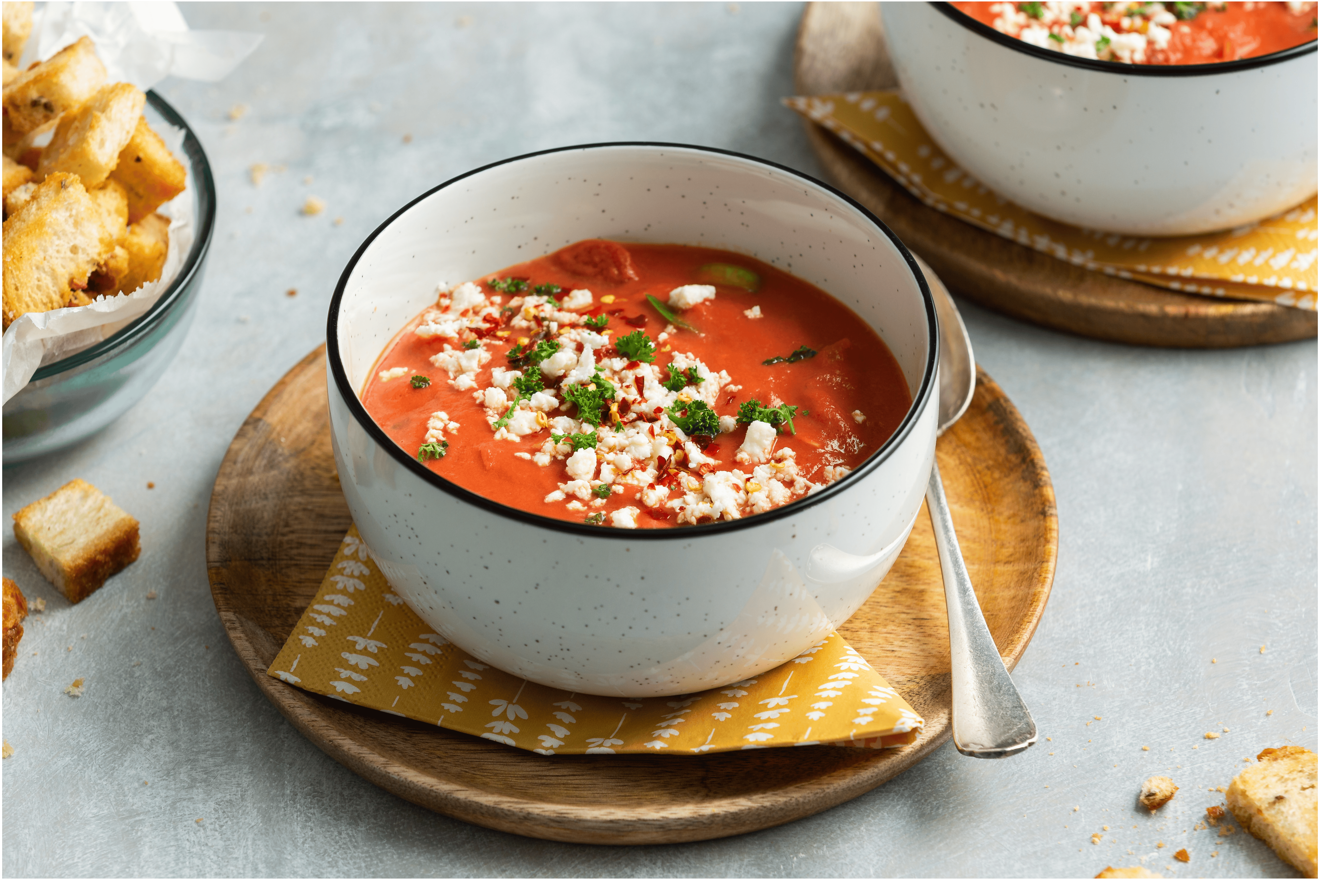 Geroosterde paprikasoep met huisgemaakte croutons en feta