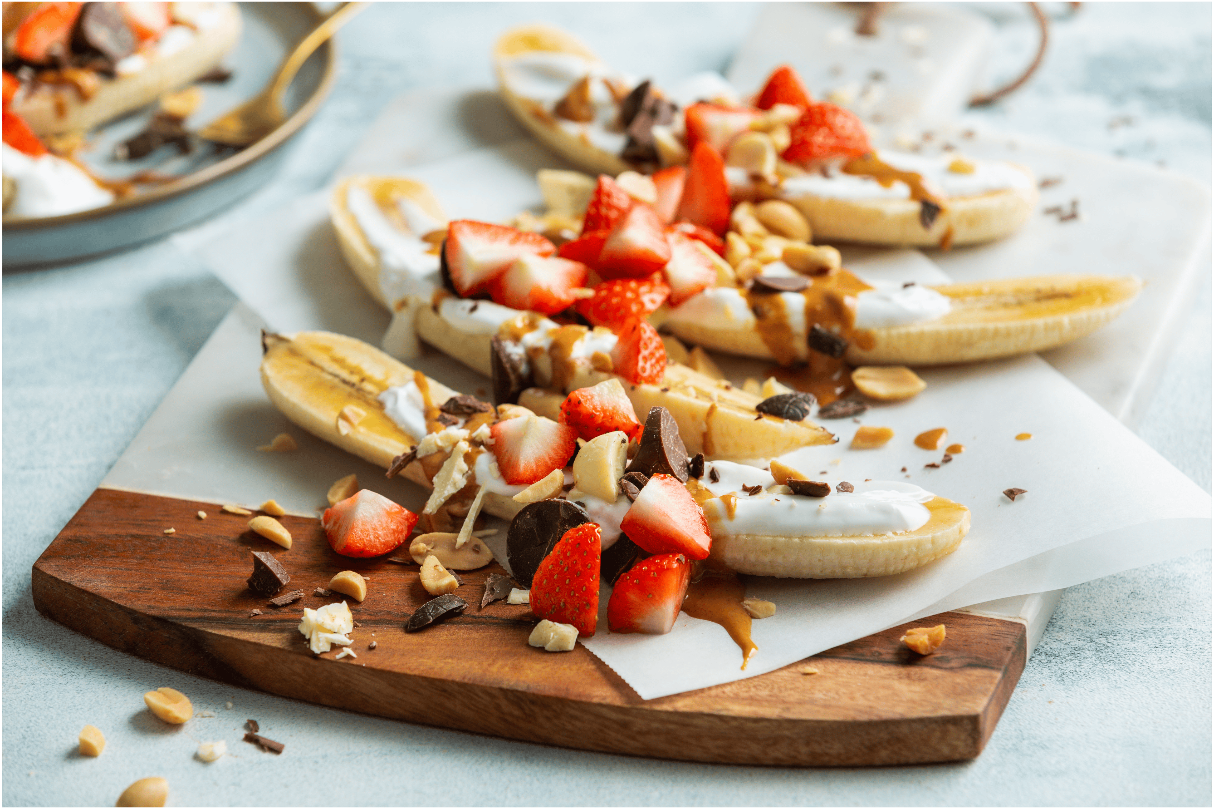 Bananen bootjes met pindakaas en aardbei