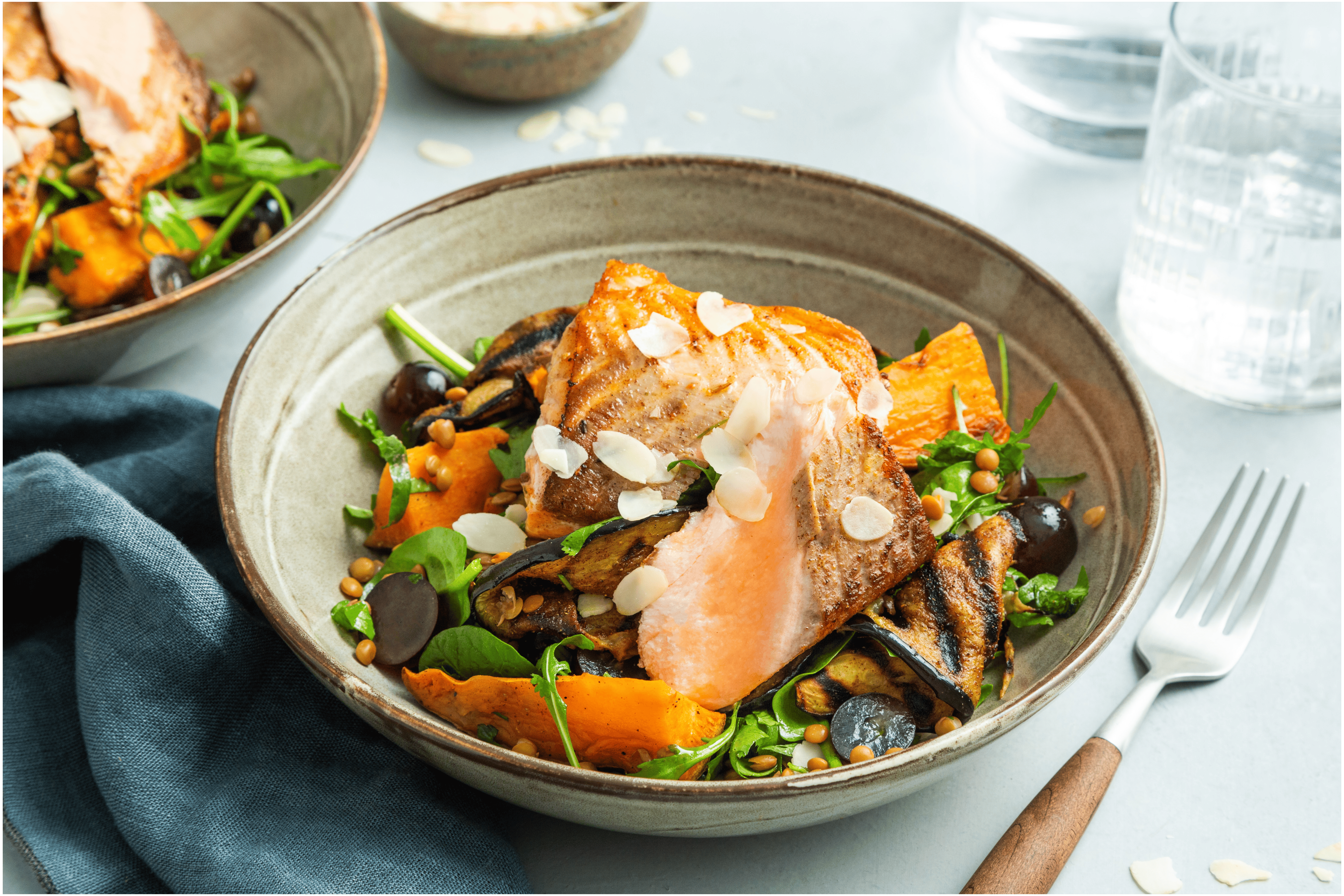 Arabische salade met gekruide zalm