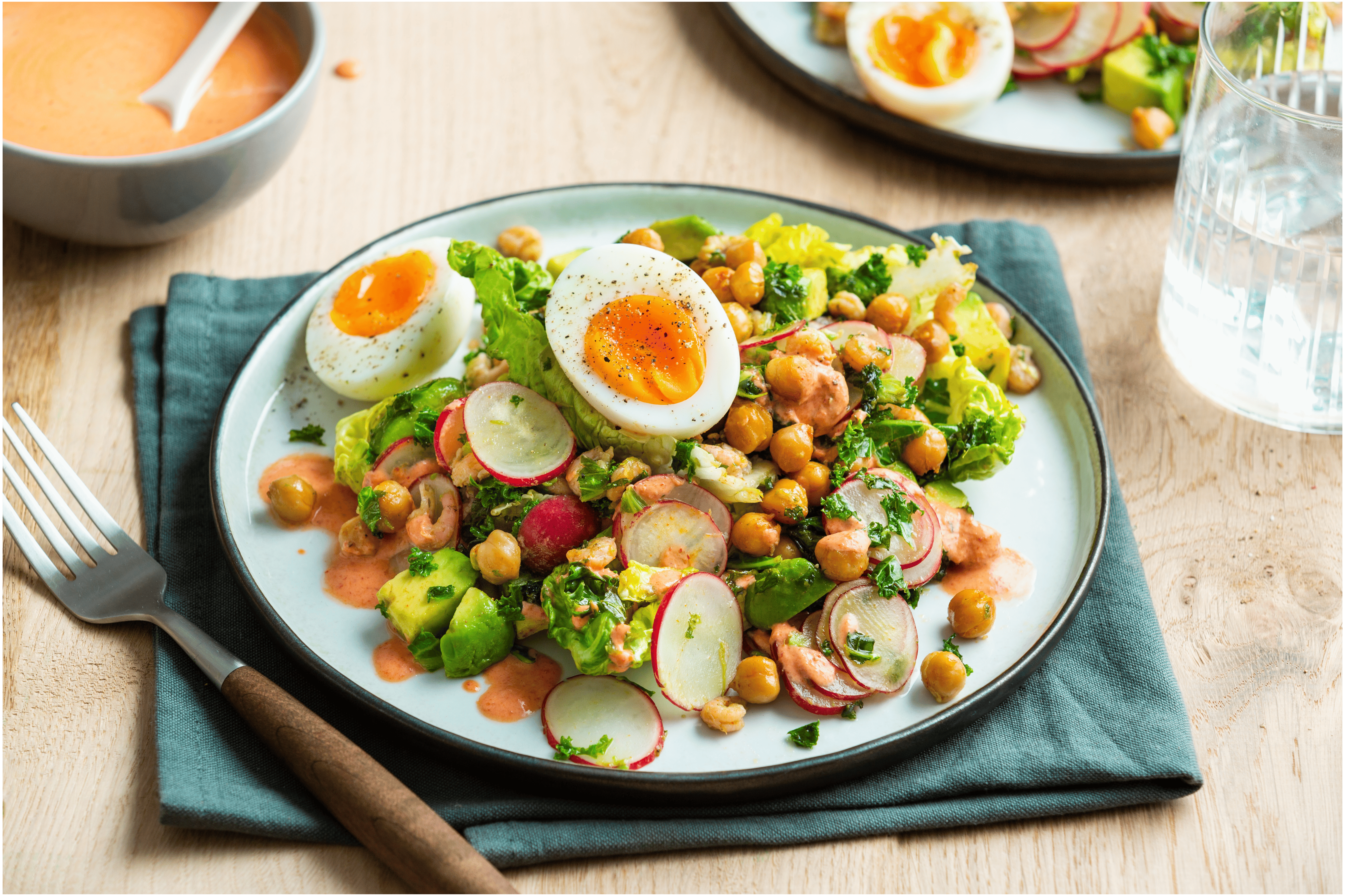 Geroosterde kikkererwten salade met avocado en garnalen