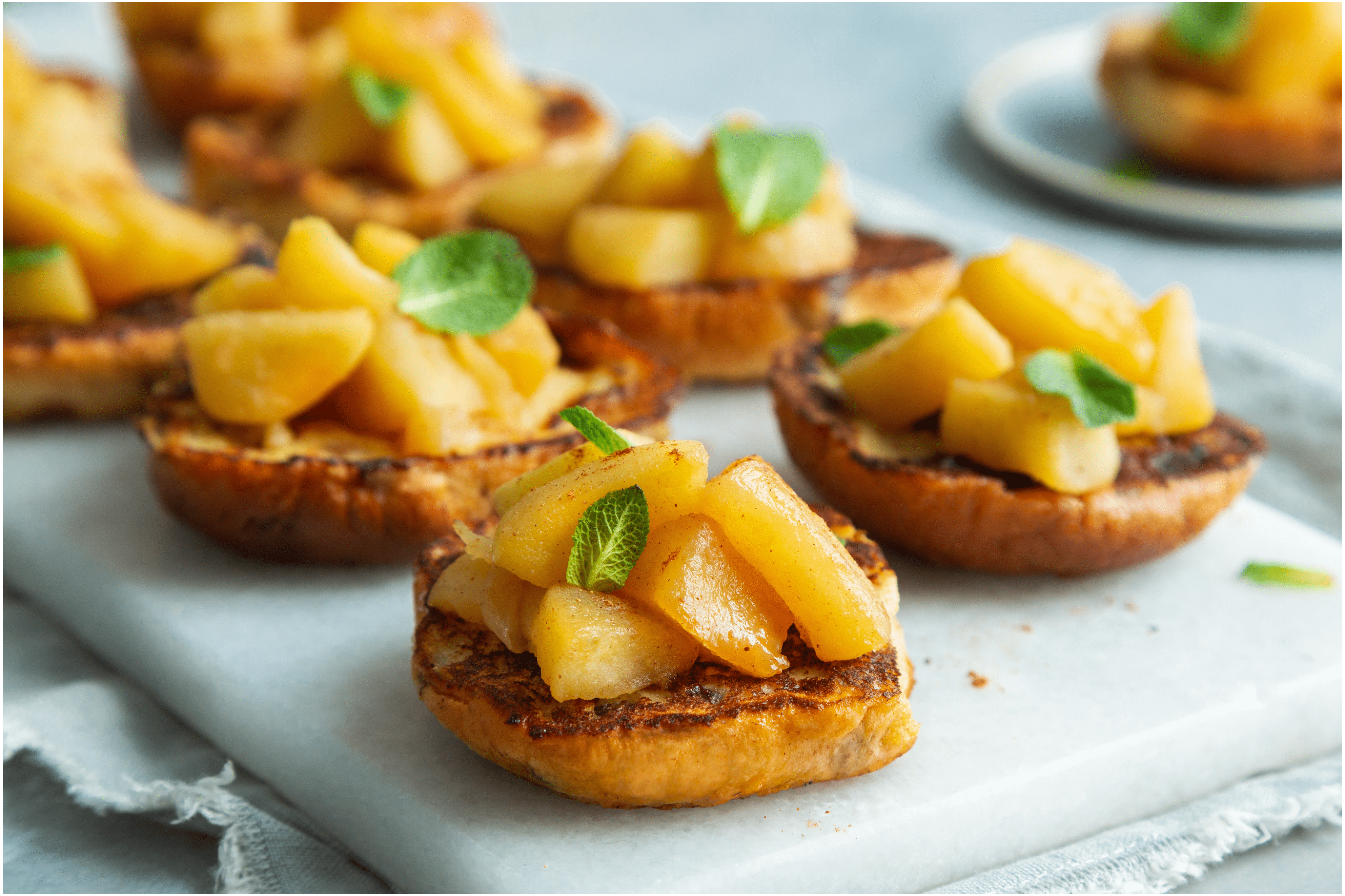 Krentenbol wentelteefjes met appelcompote
