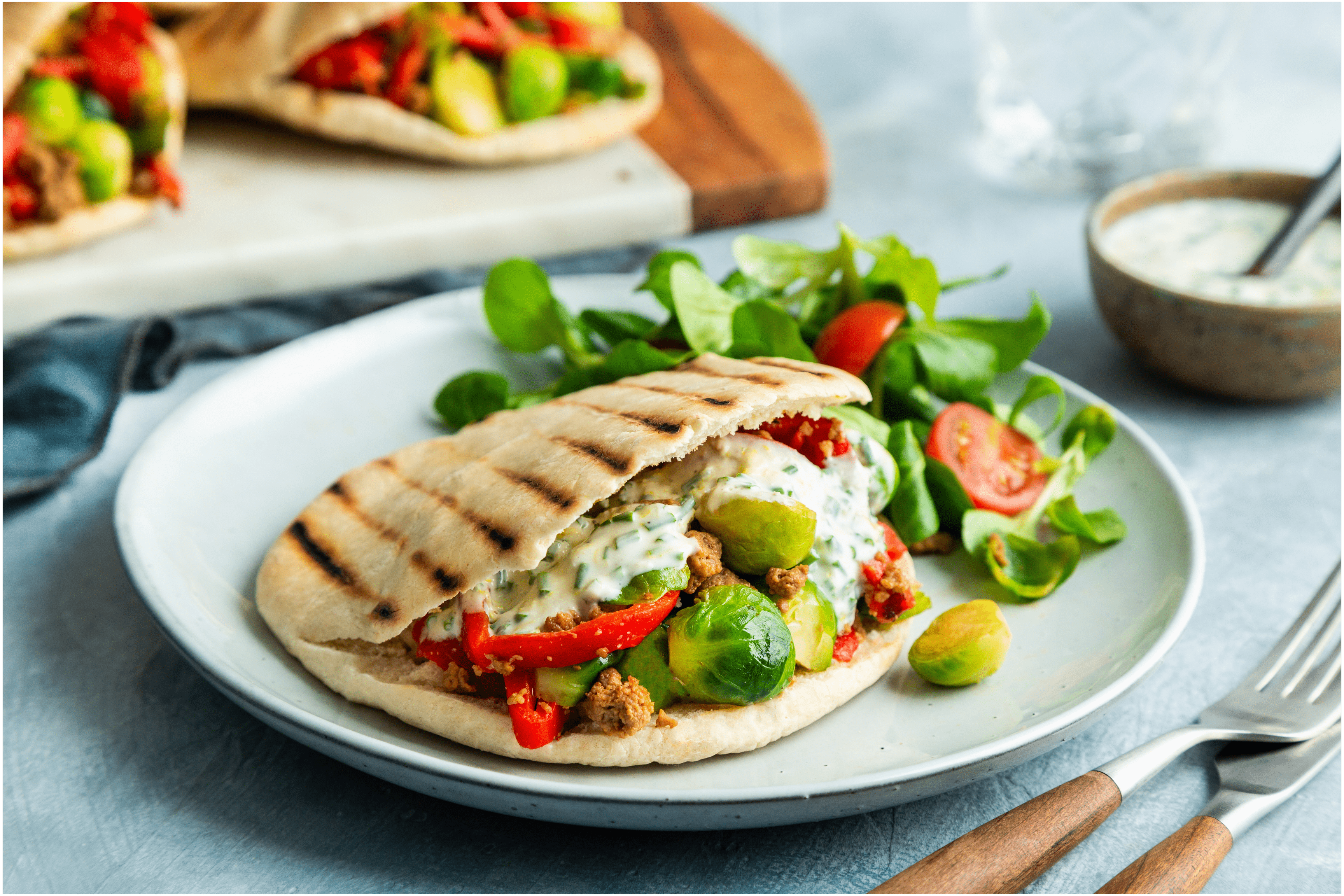 Pitabroodjes met spruitjes en gegrilde paprika