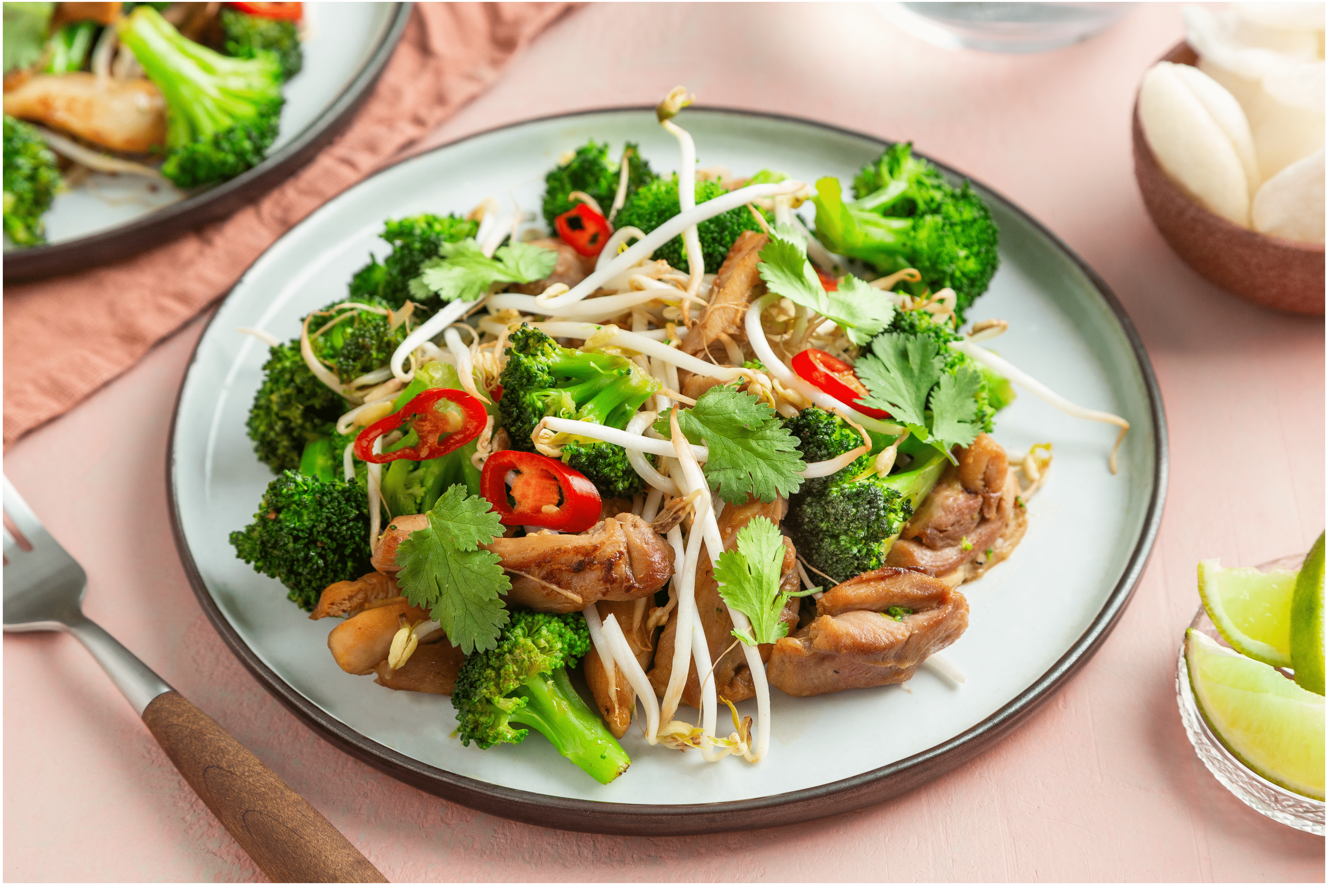 Aziatische taugé salade met kipdijfiletlapjes